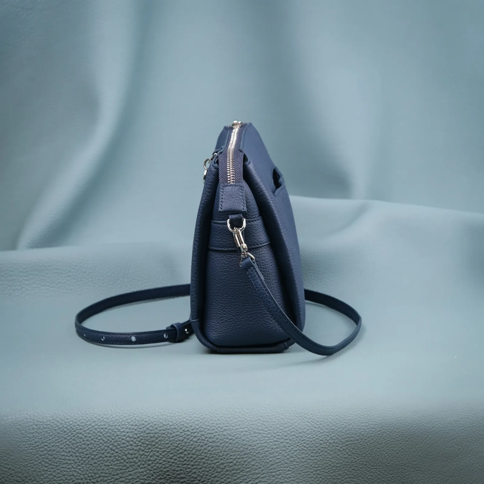 Ảnh Studio Túi Đeo Chéo Da Vân Hạt – Navy - Koi Leather