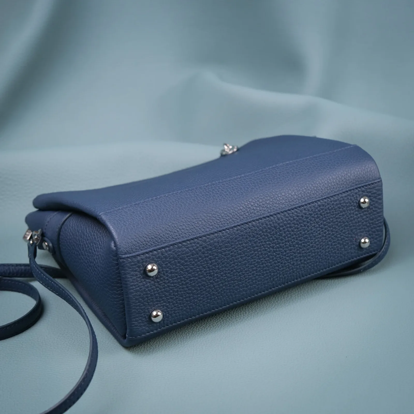 Ảnh Studio Túi Đeo Chéo Da Vân Hạt – Navy - Koi Leather