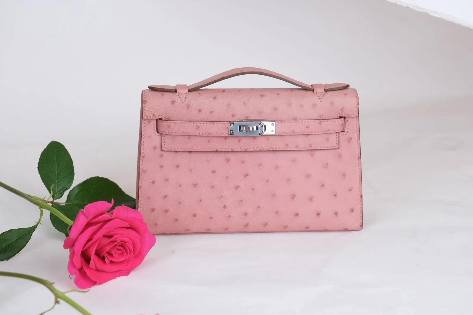 Ảnh Lifestyle Túi clutch da đà điểu quai xách nắp gập khoá xoay - Koi Leather