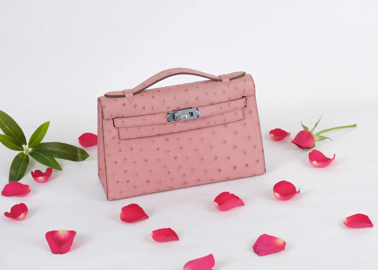 Ảnh Lifestyle Túi clutch da đà điểu quai xách nắp gập khoá xoay - Koi Leather