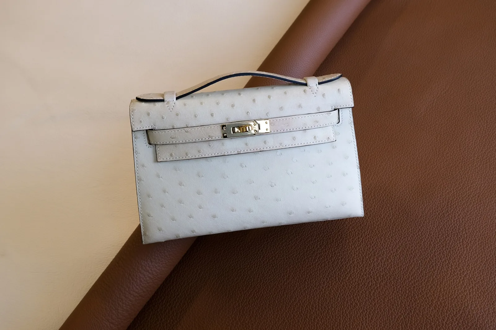 Ảnh Studio Túi clutch da đà điểu quai xách nắp gập khoá xoay - Koi Leather