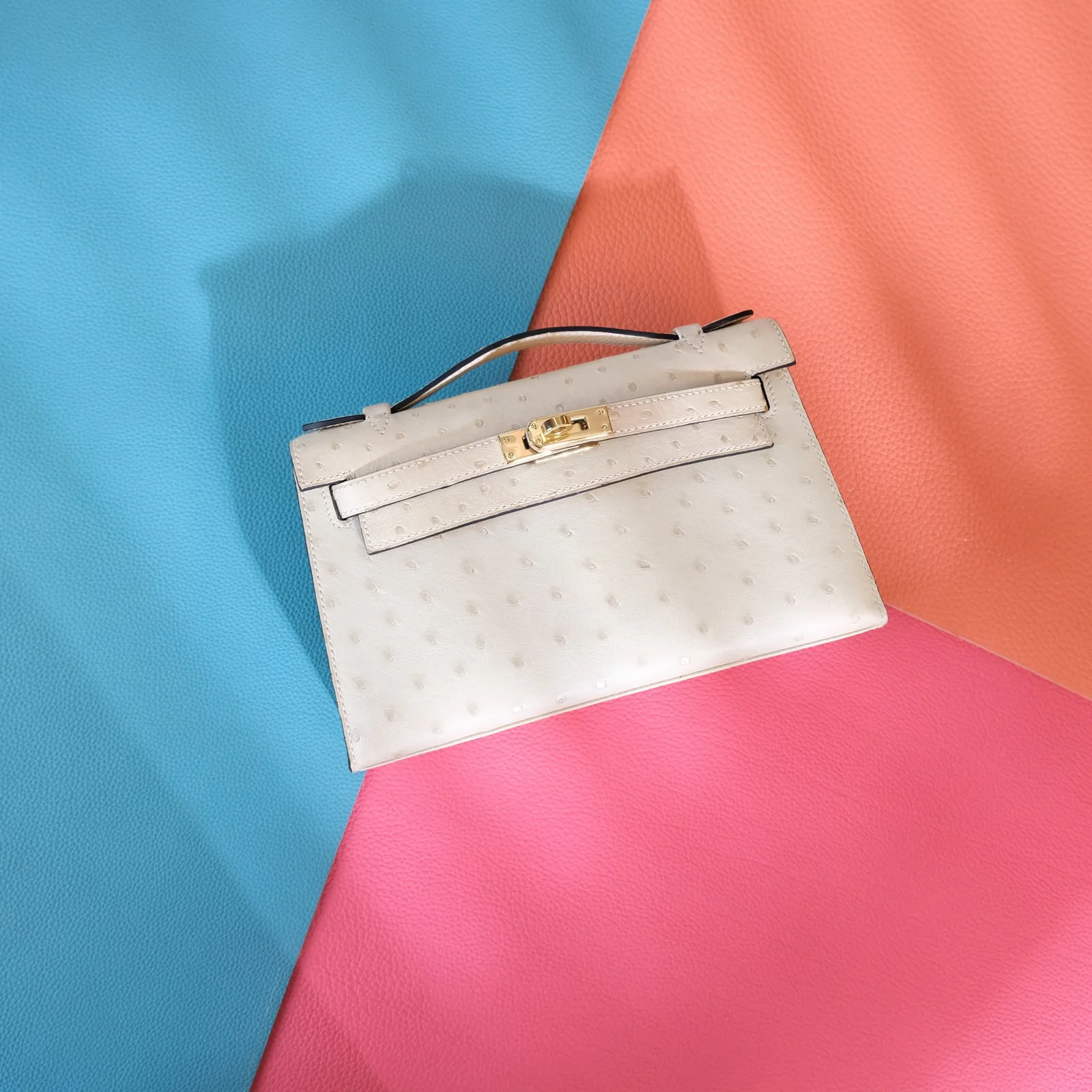 Ảnh Studio Túi Pochette da đà điểu quai xách nắp gập khoá xoay - Size 22 - Koi Leather