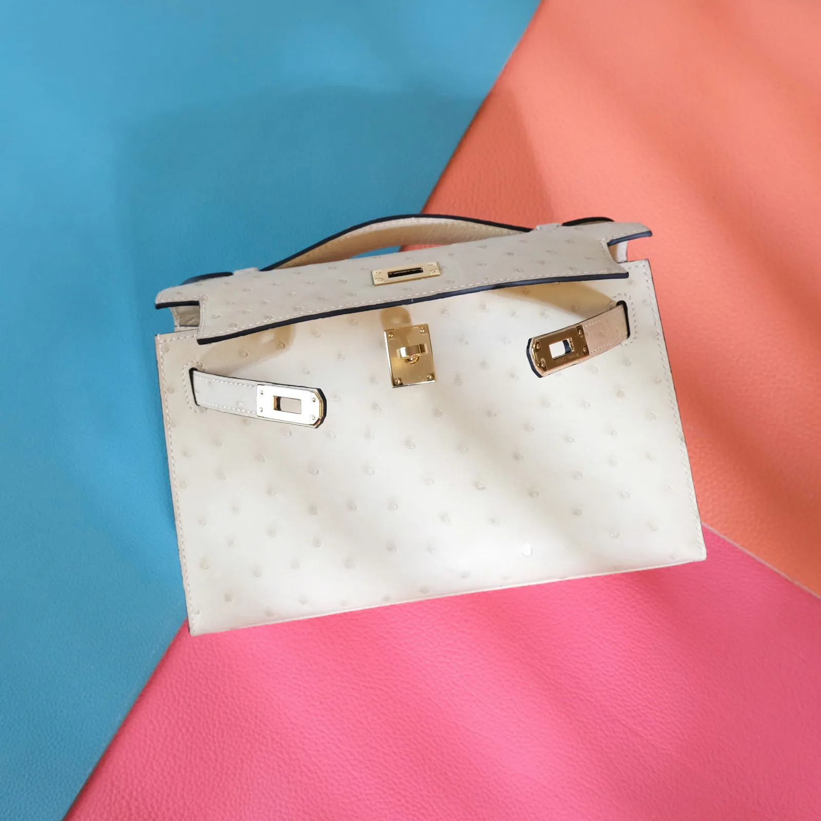 Ảnh Studio Túi Pochette da đà điểu quai xách nắp gập khoá xoay - Size 22 - Koi Leather