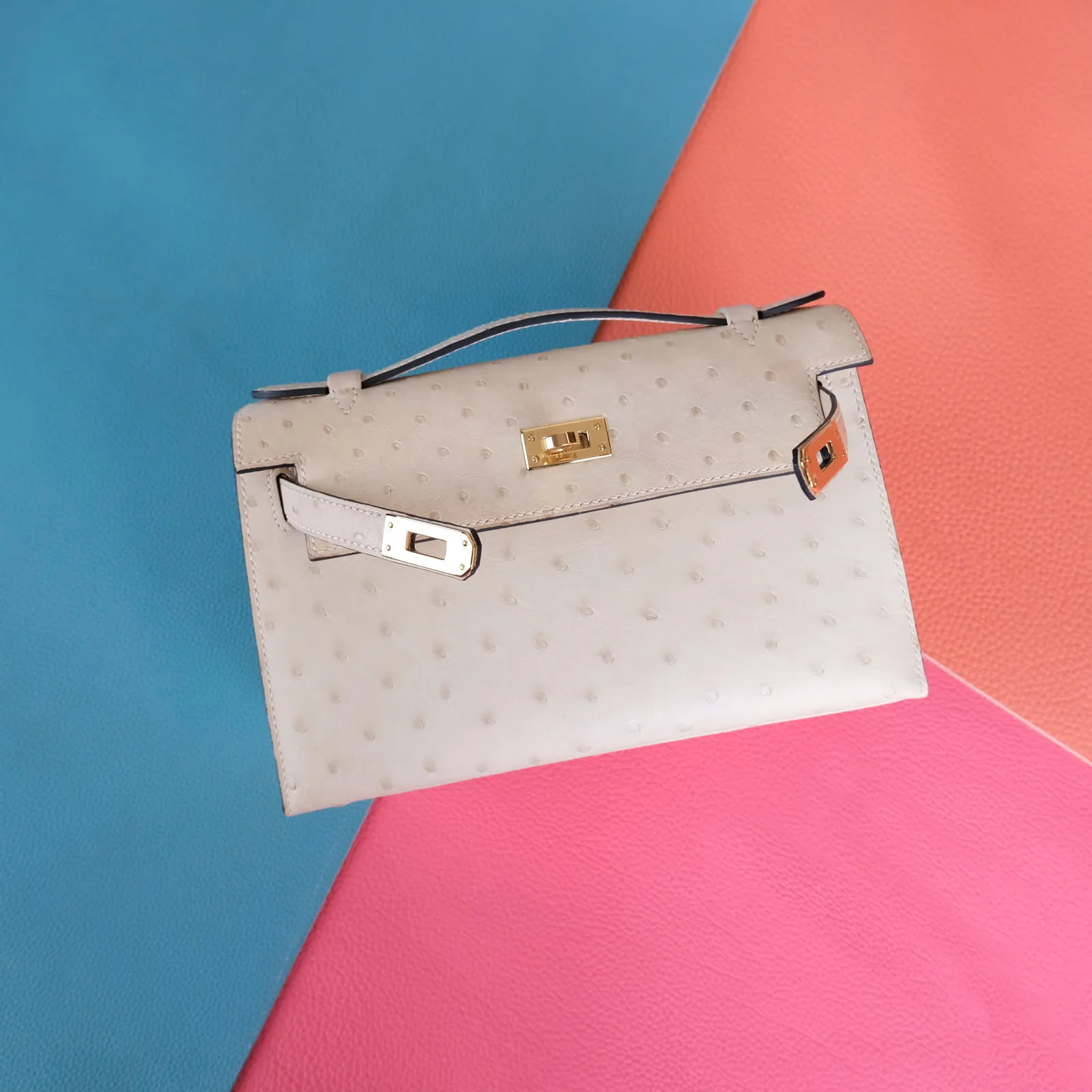 Ảnh Studio Túi Pochette da đà điểu quai xách nắp gập khoá xoay - Size 22 - Koi Leather
