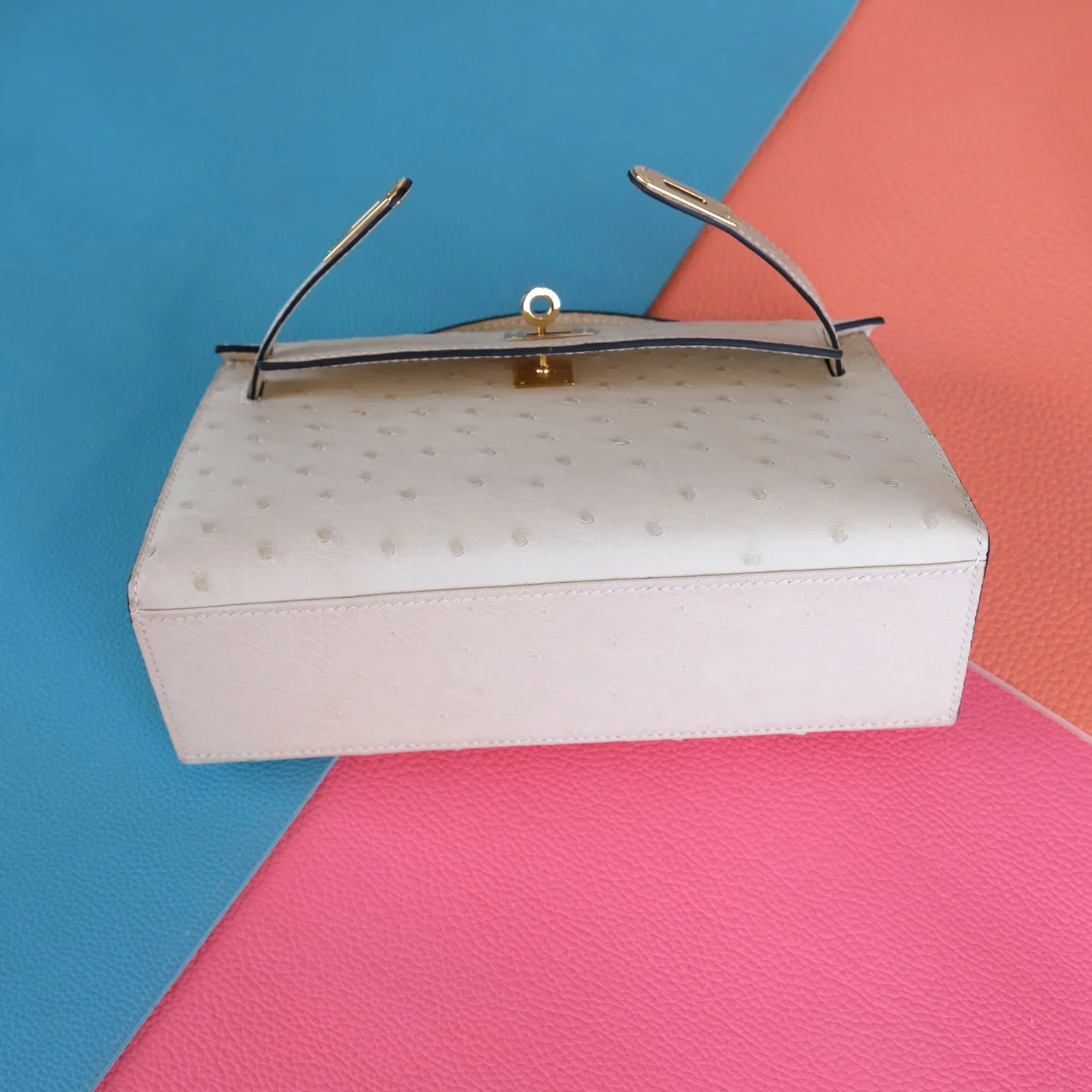 Ảnh Studio Túi Pochette da đà điểu quai xách nắp gập khoá xoay - Size 22 - Koi Leather