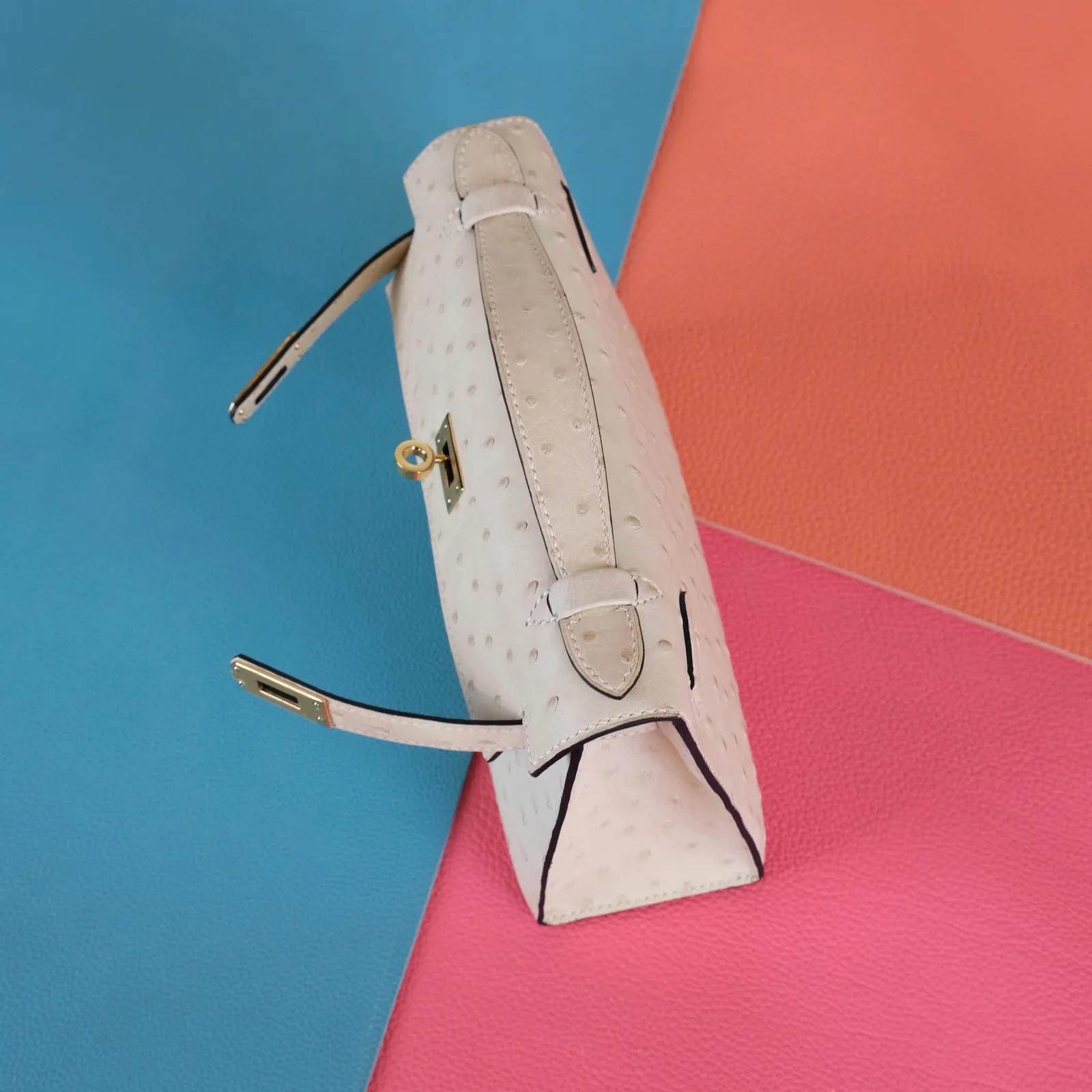 Ảnh Studio Túi Pochette da đà điểu quai xách nắp gập khoá xoay - Size 22 - Koi Leather
