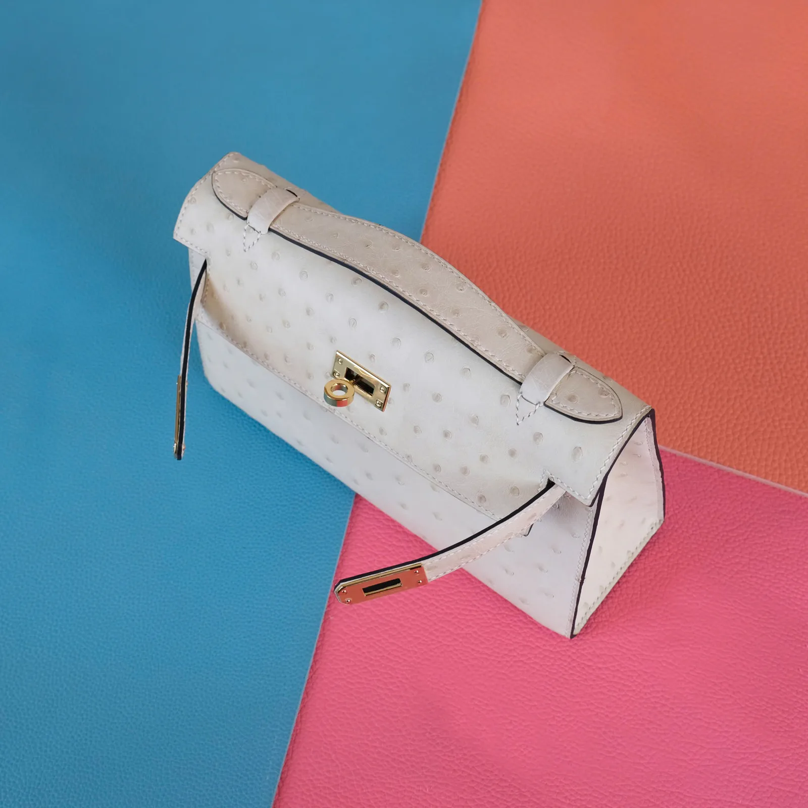 Ảnh Studio Túi Pochette da đà điểu quai xách nắp gập khoá xoay - Size 22 - Koi Leather