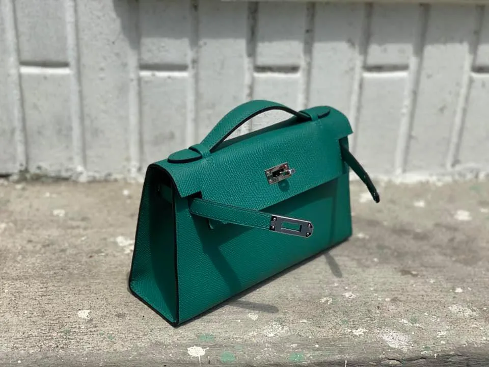 Ảnh Studio Túi Pochette da đà điểu quai xách nắp gập khoá xoay - Size 22 - Koi Leather