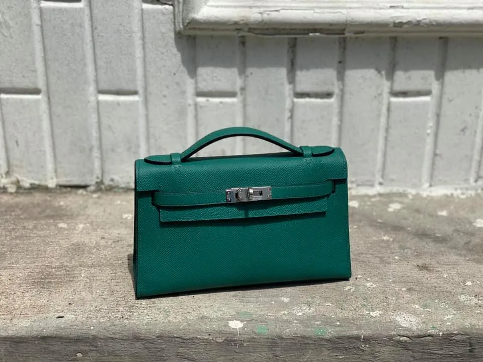 Ảnh Studio Túi Pochette da đà điểu quai xách nắp gập khoá xoay - Size 22 - Koi Leather