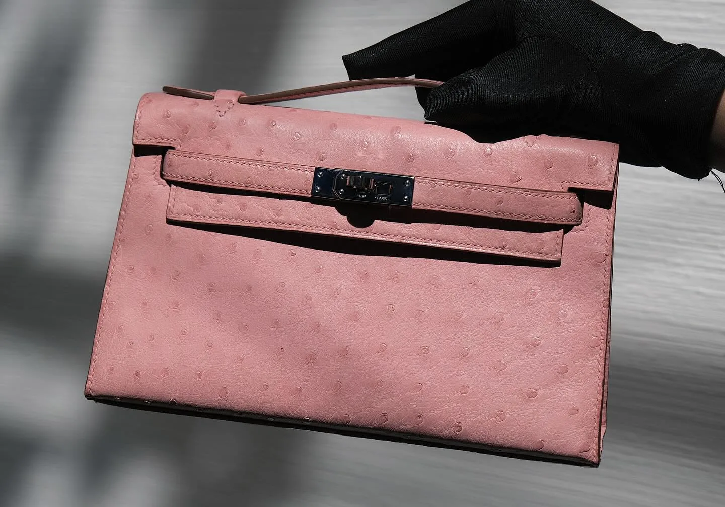 Ảnh Studio Túi Pochette da đà điểu quai xách nắp gập khoá xoay - Size 22 - Koi Leather