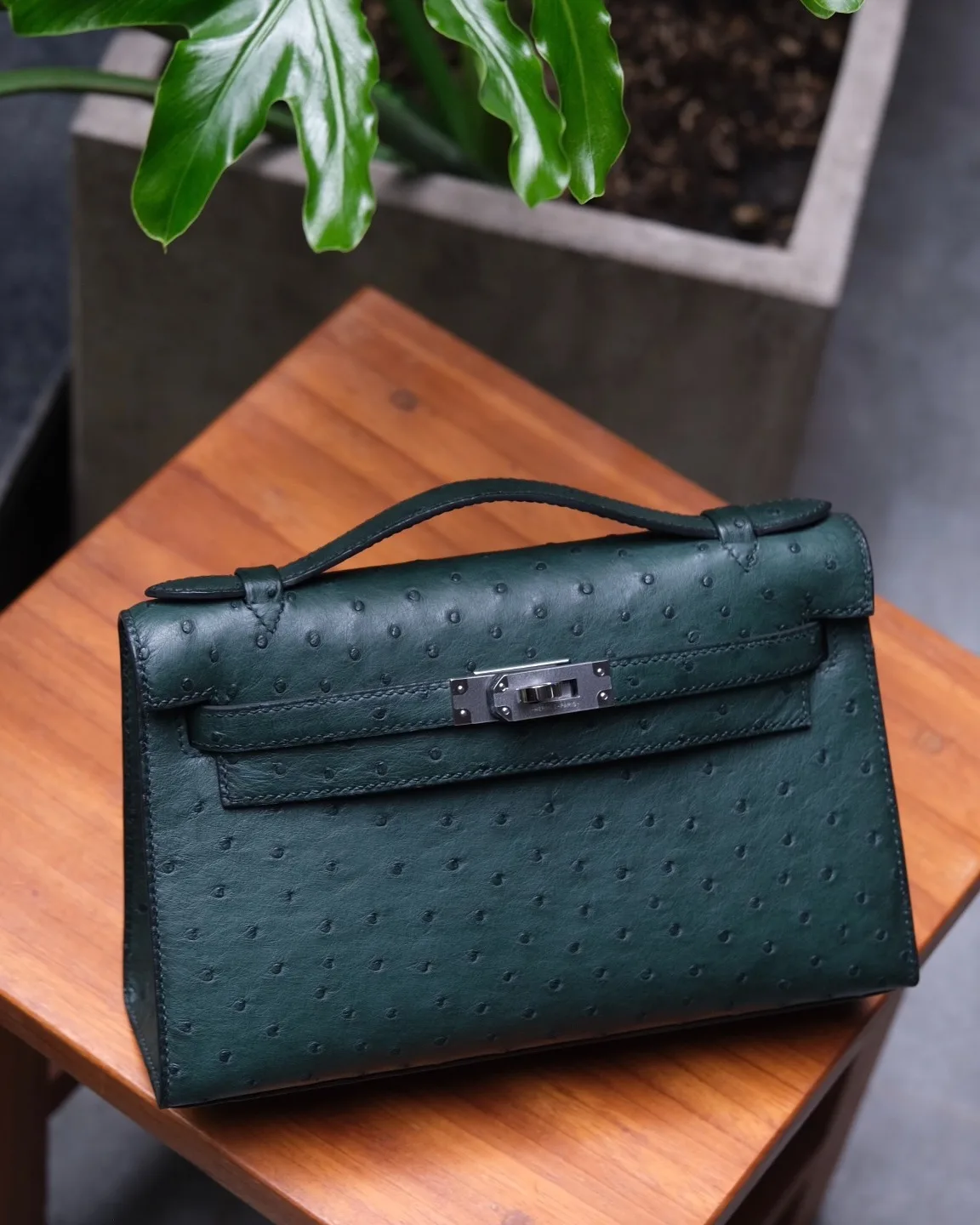 Ảnh Studio Túi Pochette da đà điểu quai xách nắp gập khoá xoay - Size 22 - Koi Leather