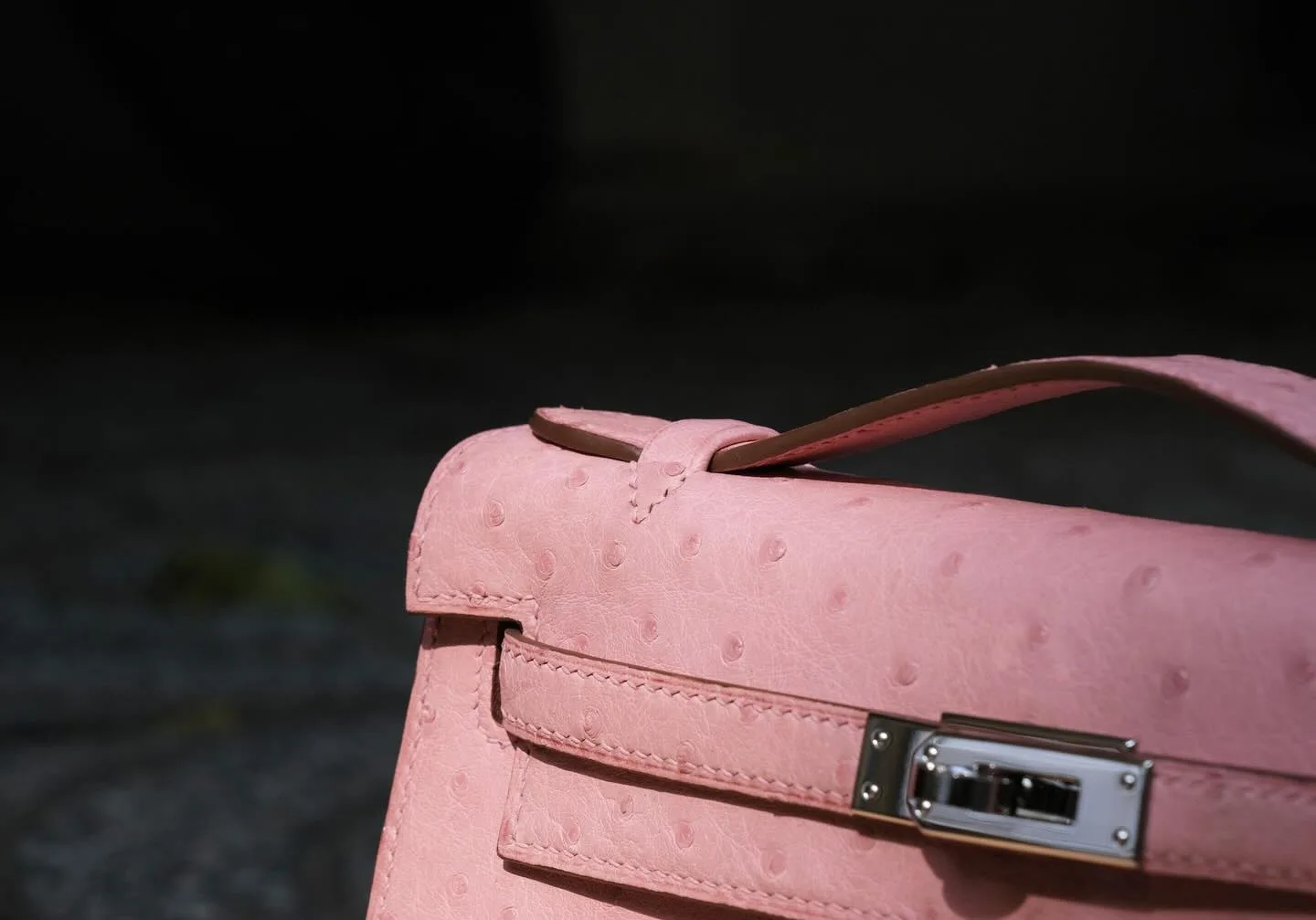 Ảnh Studio Túi Pochette da đà điểu quai xách nắp gập khoá xoay - Size 22 - Koi Leather