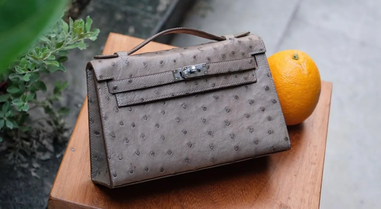 Ảnh Studio Túi Pochette da đà điểu quai xách nắp gập khoá xoay - Size 22 - Koi Leather