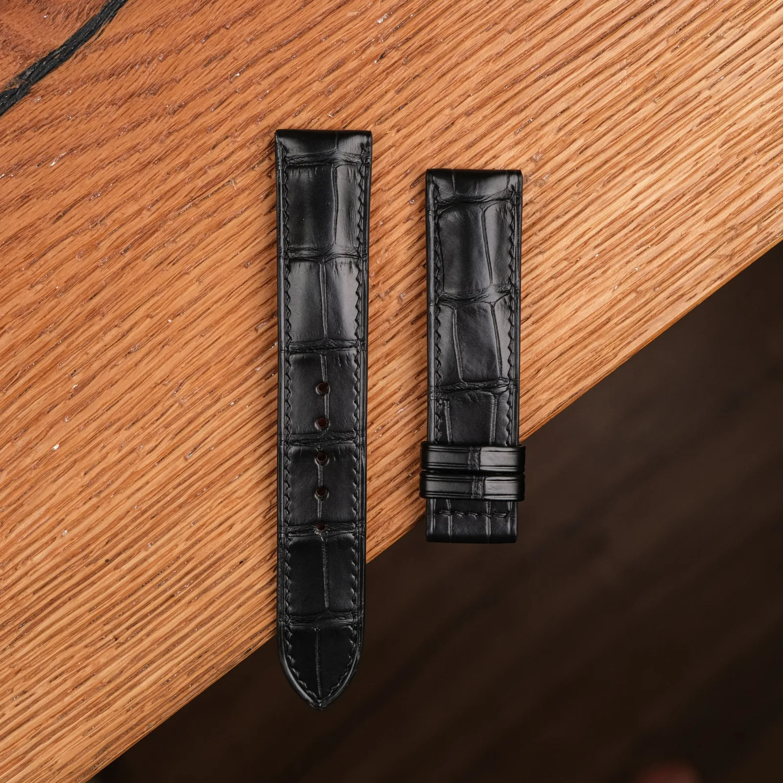 Ảnh Studio Dây đồng hồ da cá sấu đen vân bụng dáng độn - Koi Leather