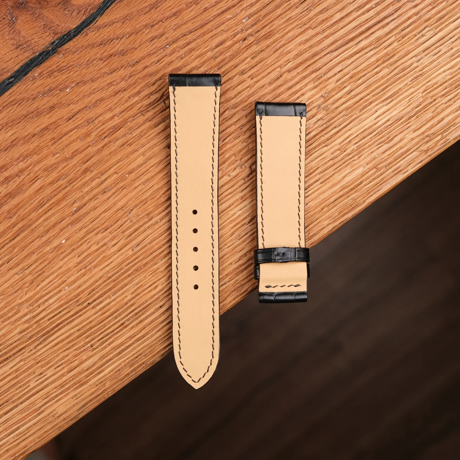 Ảnh Studio Dây đồng hồ da cá sấu đen vân bụng dáng độn - Koi Leather