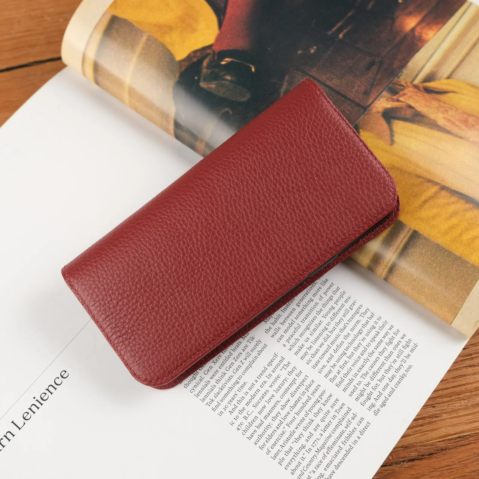 Ảnh Studio Bao da điện thoại nắp gập da bò vân hạt màu đỏ - Koi Leather