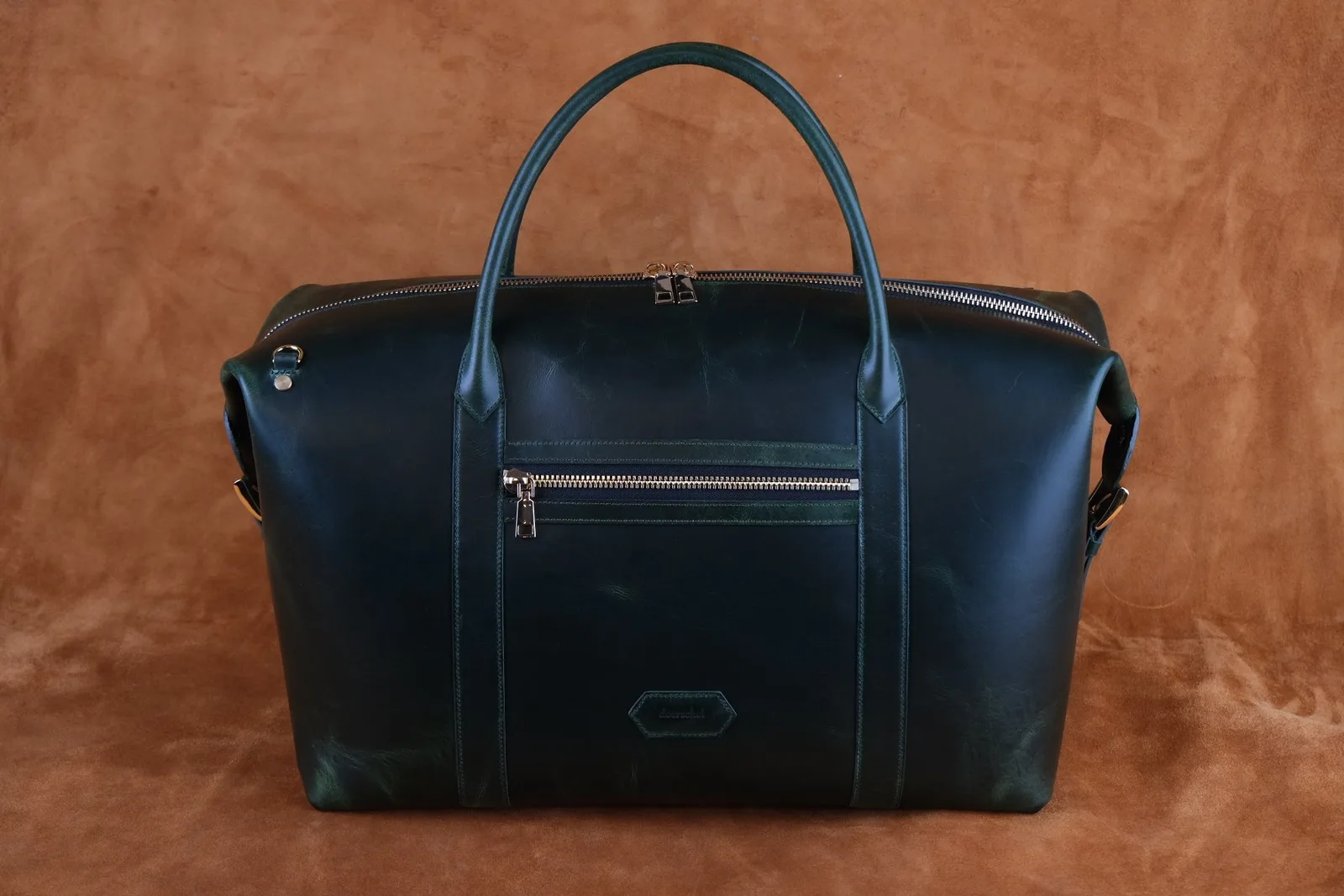 Ảnh Studio Túi duffle du lịch da bò màu xanh lá - Koi Leather