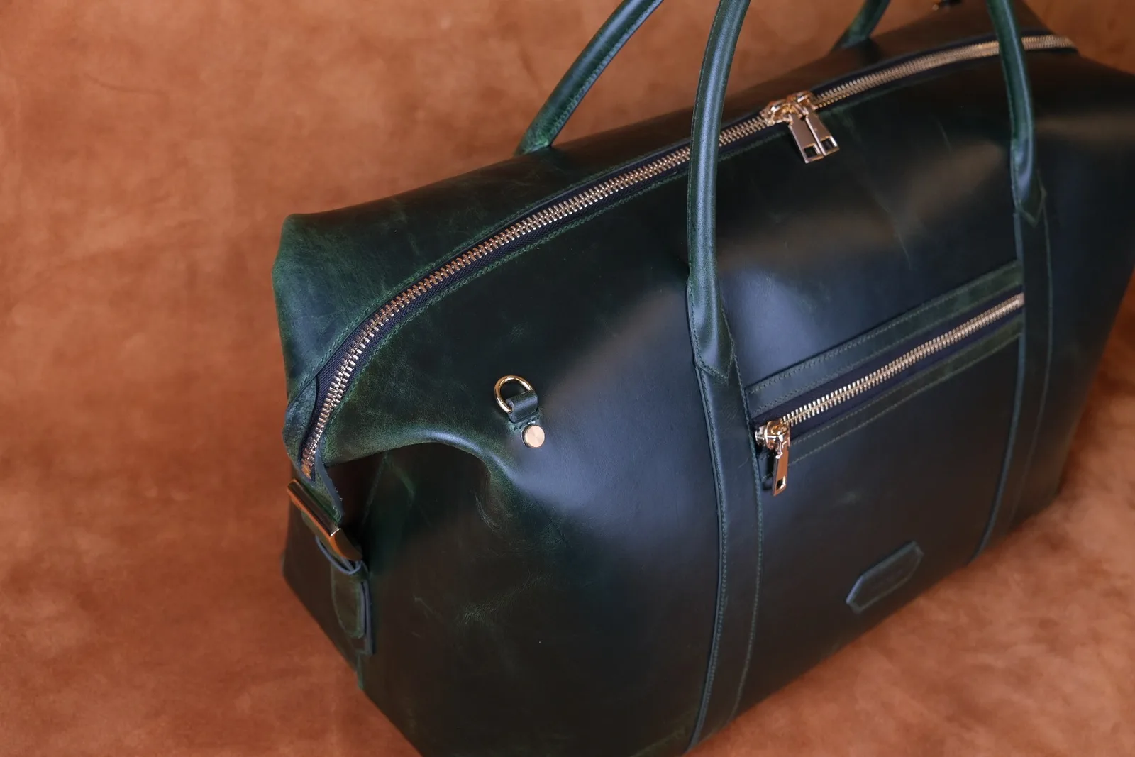 Ảnh Studio Túi duffle du lịch da bò màu xanh lá - Koi Leather