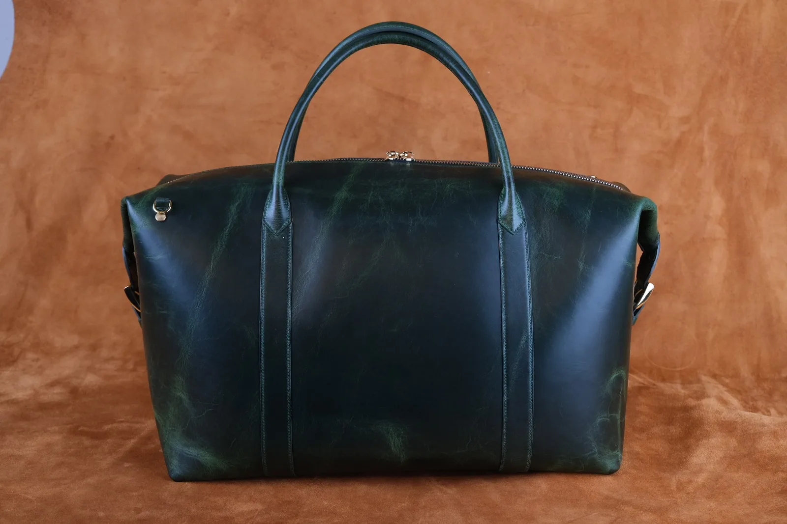 Ảnh Studio Túi duffle du lịch da bò màu xanh lá - Koi Leather
