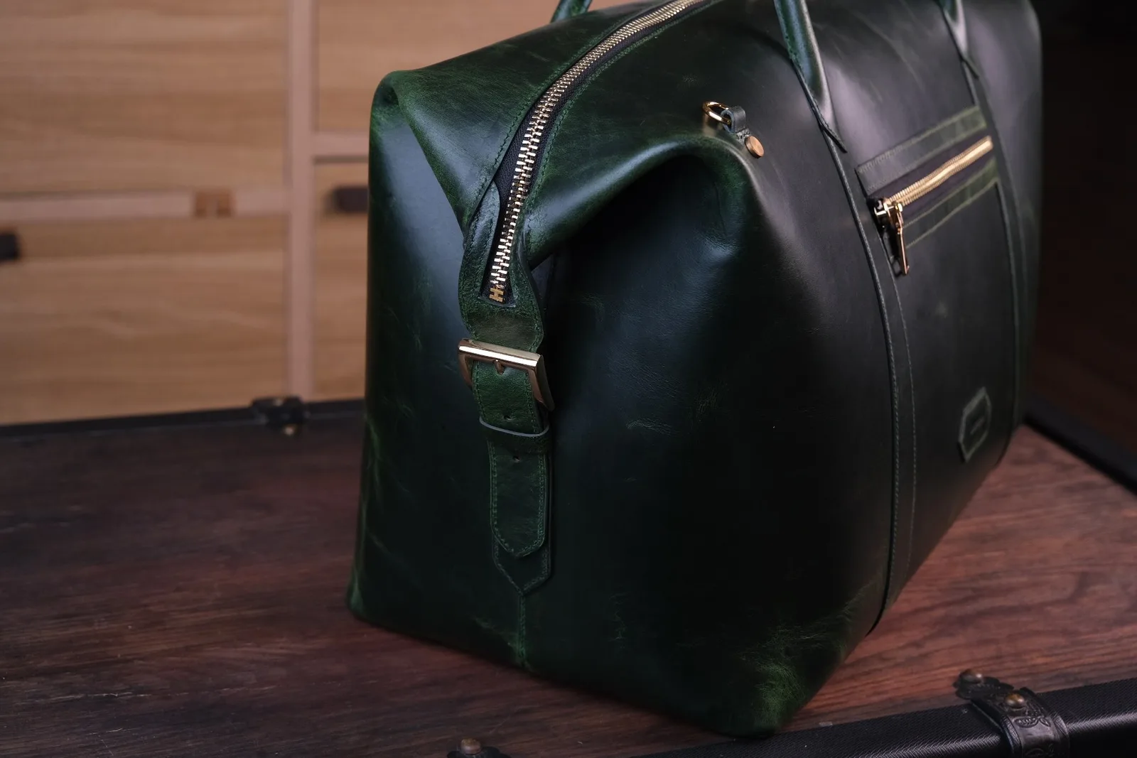 Ảnh Studio Túi duffle du lịch da bò màu xanh lá - Koi Leather