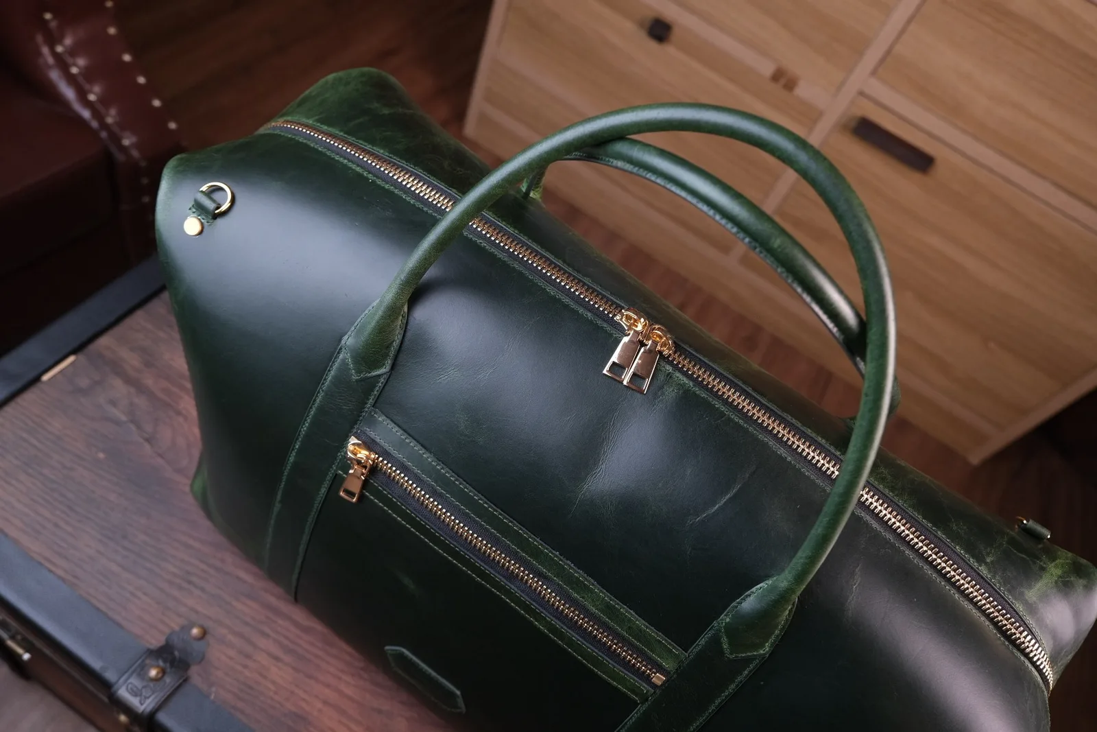 Ảnh Studio Túi duffle du lịch da bò màu xanh lá - Koi Leather