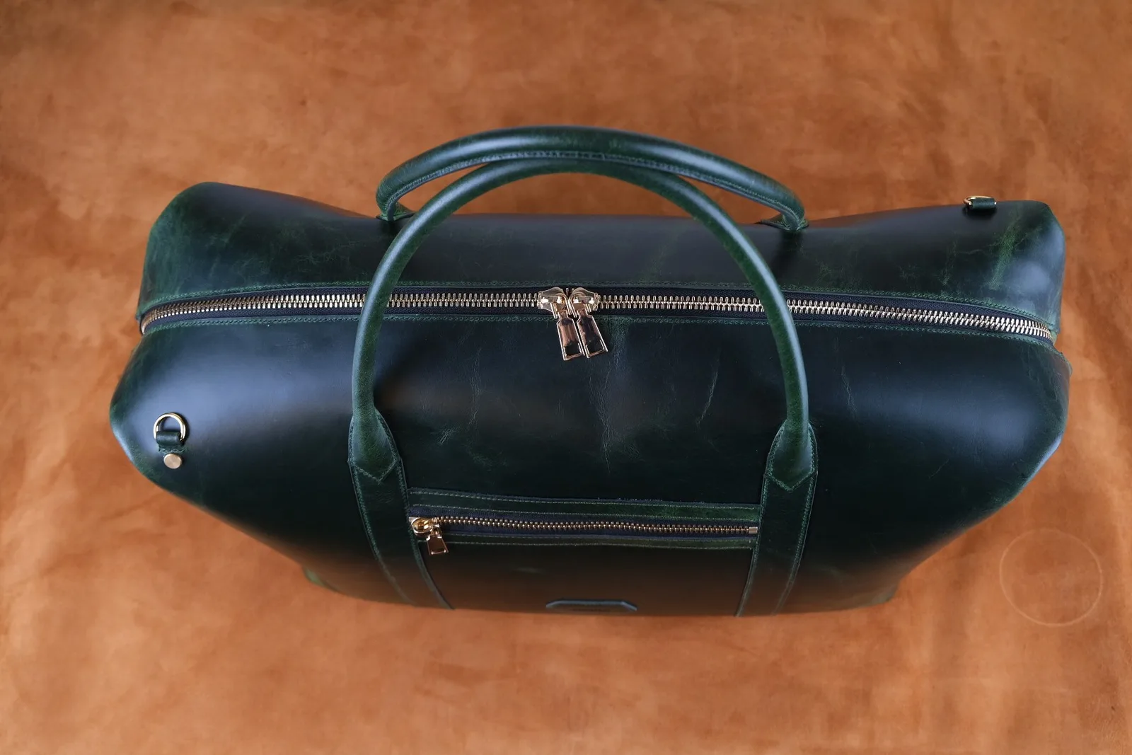 Ảnh Studio Túi duffle du lịch da bò màu xanh lá - Koi Leather