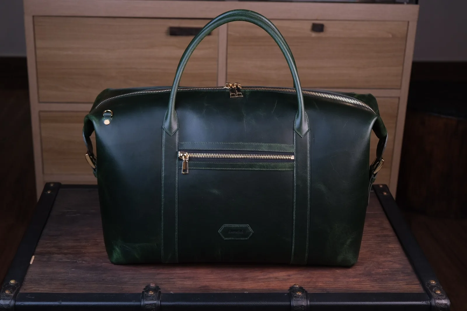 Ảnh Studio Túi duffle du lịch da bò màu xanh lá - Koi Leather