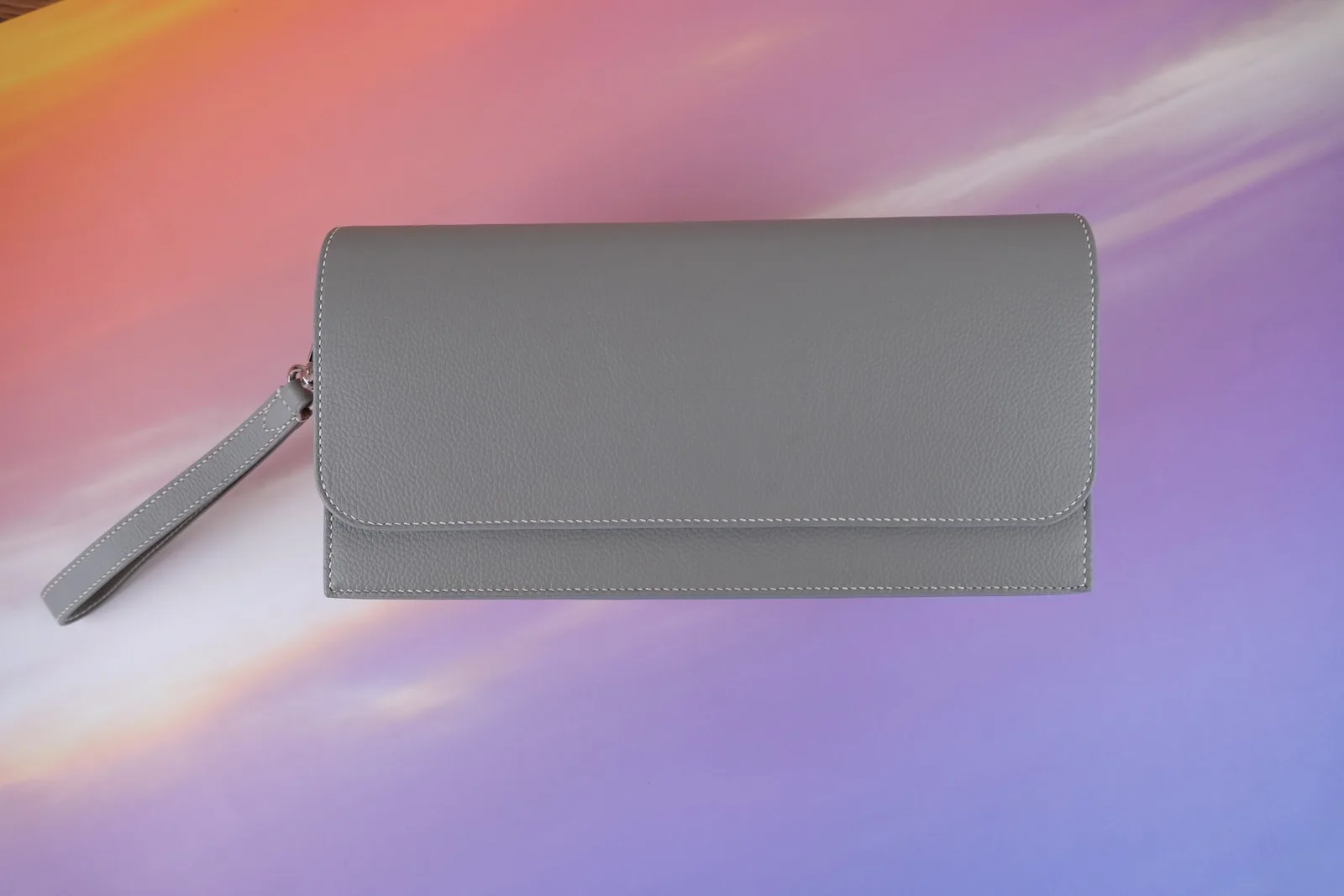Ảnh Studio Bao da iPad da bò màu xám có quai đeo cổ tay - Koi Leather