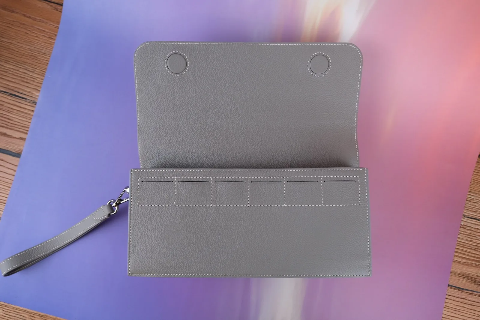 Ảnh Studio Bao da iPad da bò màu xám có quai đeo cổ tay - Koi Leather