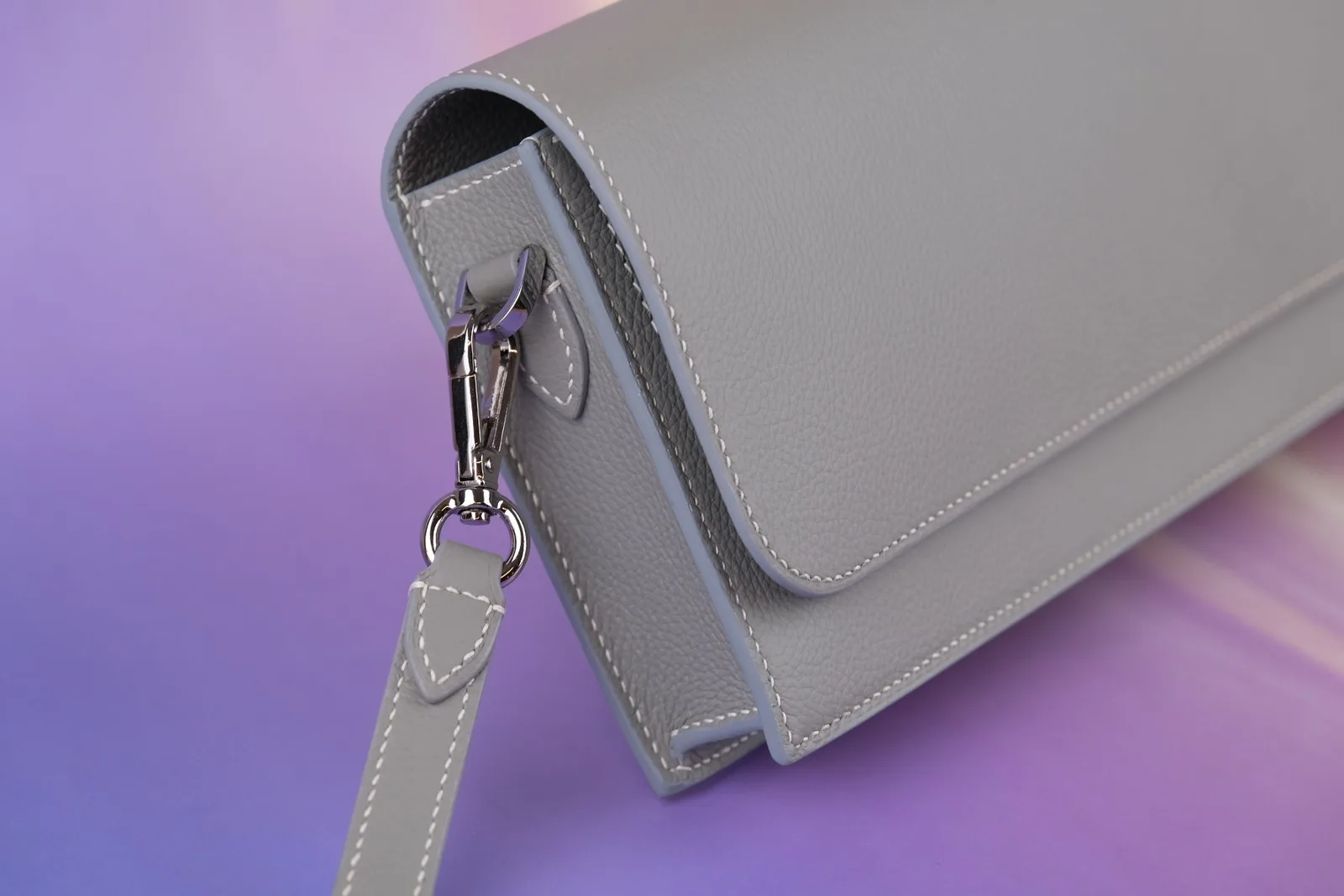 Ảnh Studio Bao da iPad da bò màu xám có quai đeo cổ tay - Koi Leather