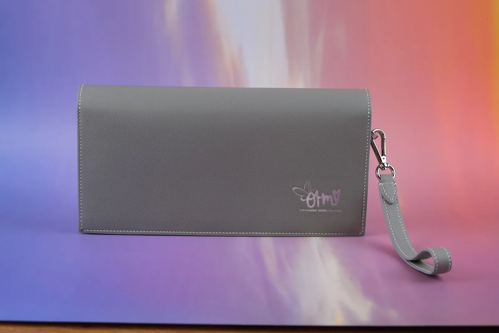 Ảnh Studio Bao da iPad da bò màu xám có quai đeo cổ tay - Koi Leather