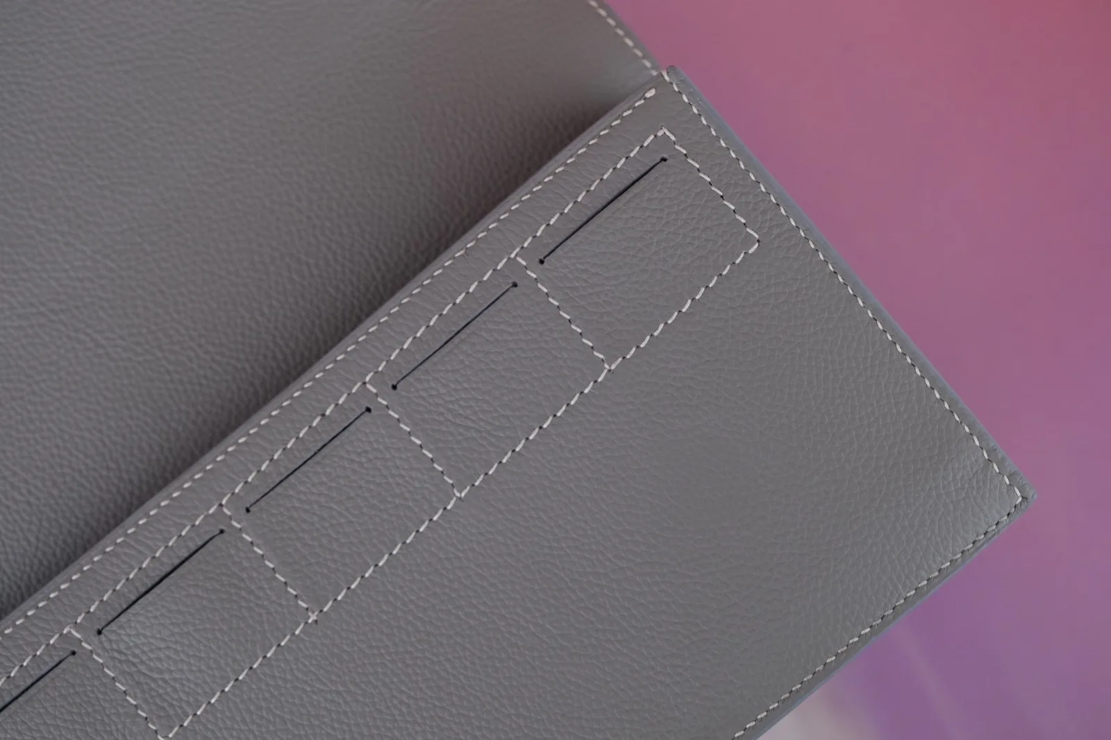 Ảnh Studio Bao da iPad da bò màu xám có quai đeo cổ tay - Koi Leather