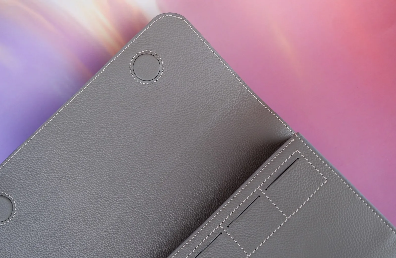 Ảnh Studio Bao da iPad da bò màu xám có quai đeo cổ tay - Koi Leather
