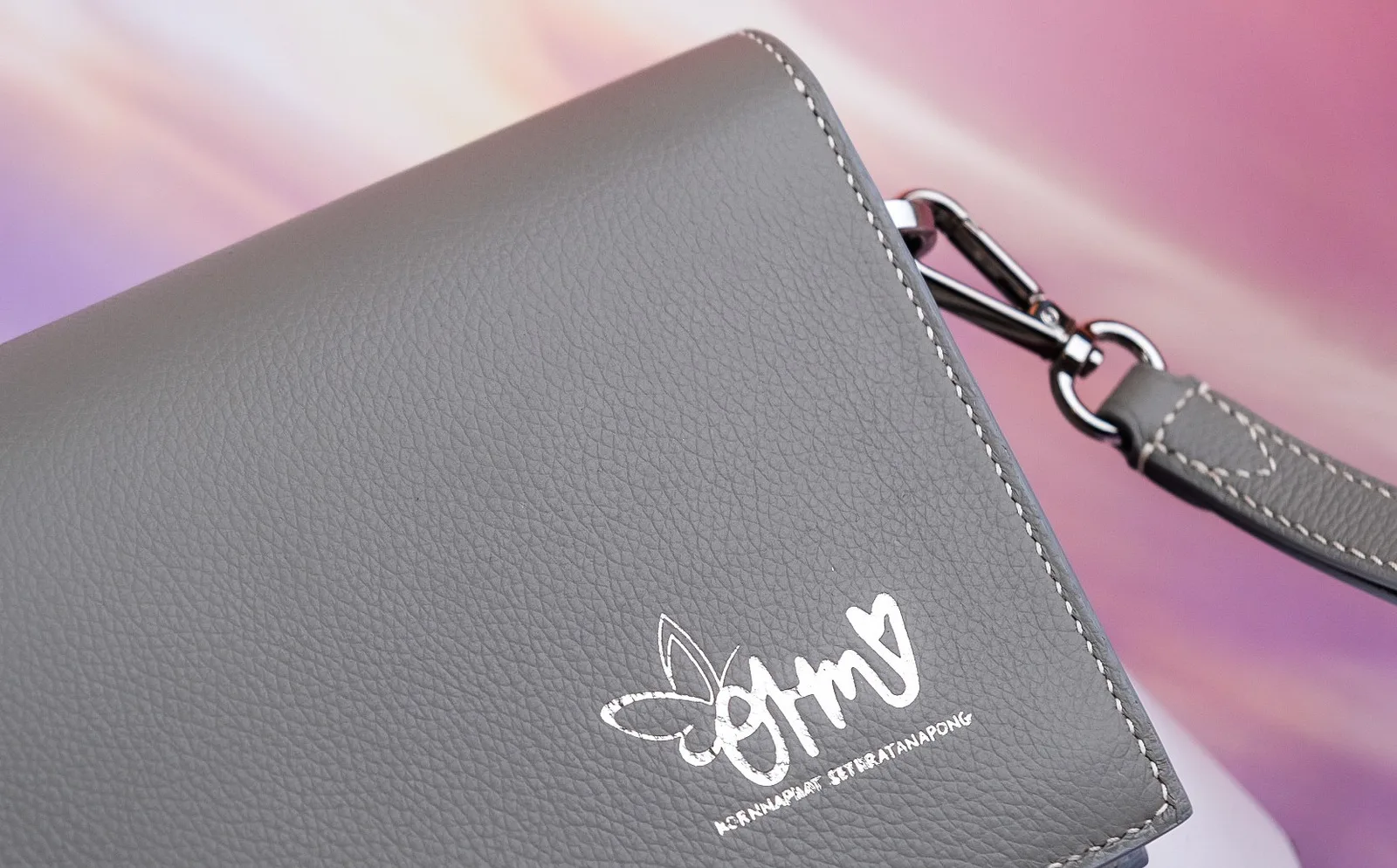 Ảnh Bao da iPad da bò màu xám có quai đeo cổ tay - Koi Leather