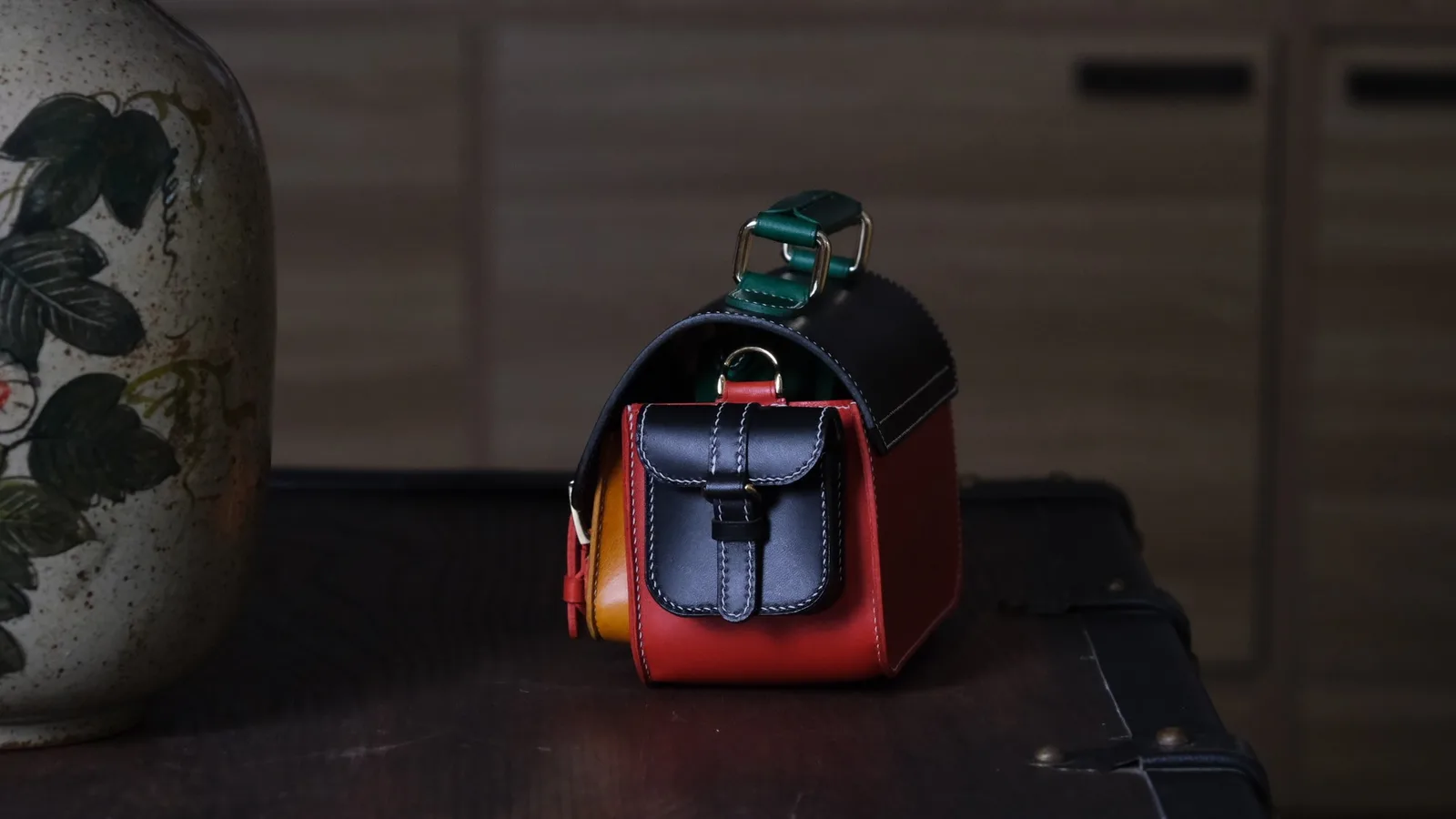 Ảnh Studio Túi đeo chéo da bò dáng satchel phối màu - Koi Leather