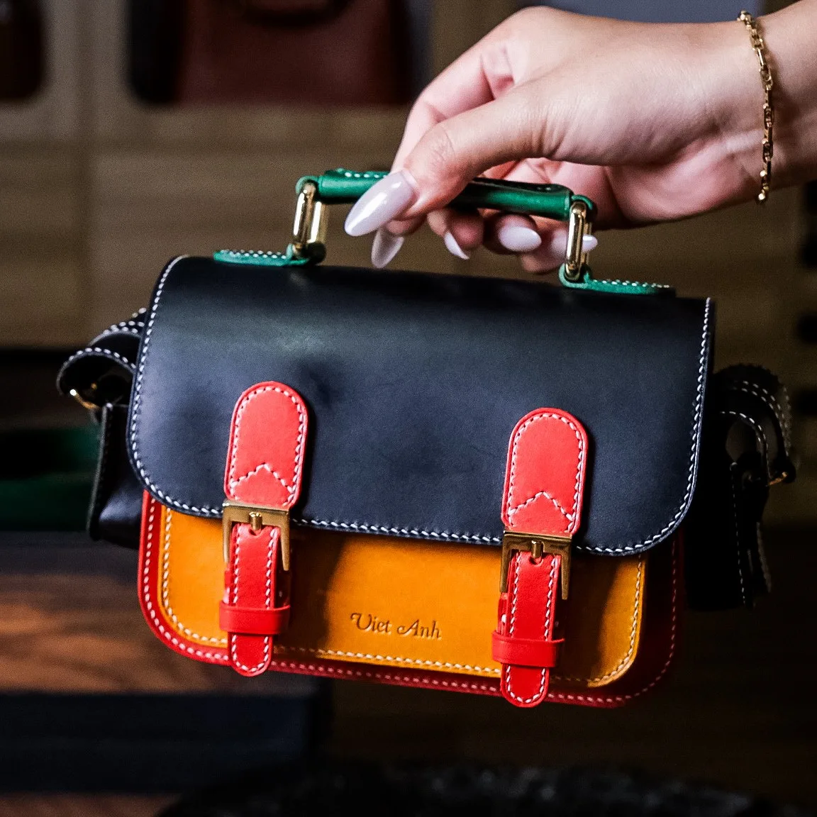 Ảnh Lifestyle Túi đeo chéo da bò dáng satchel phối màu - Koi Leather