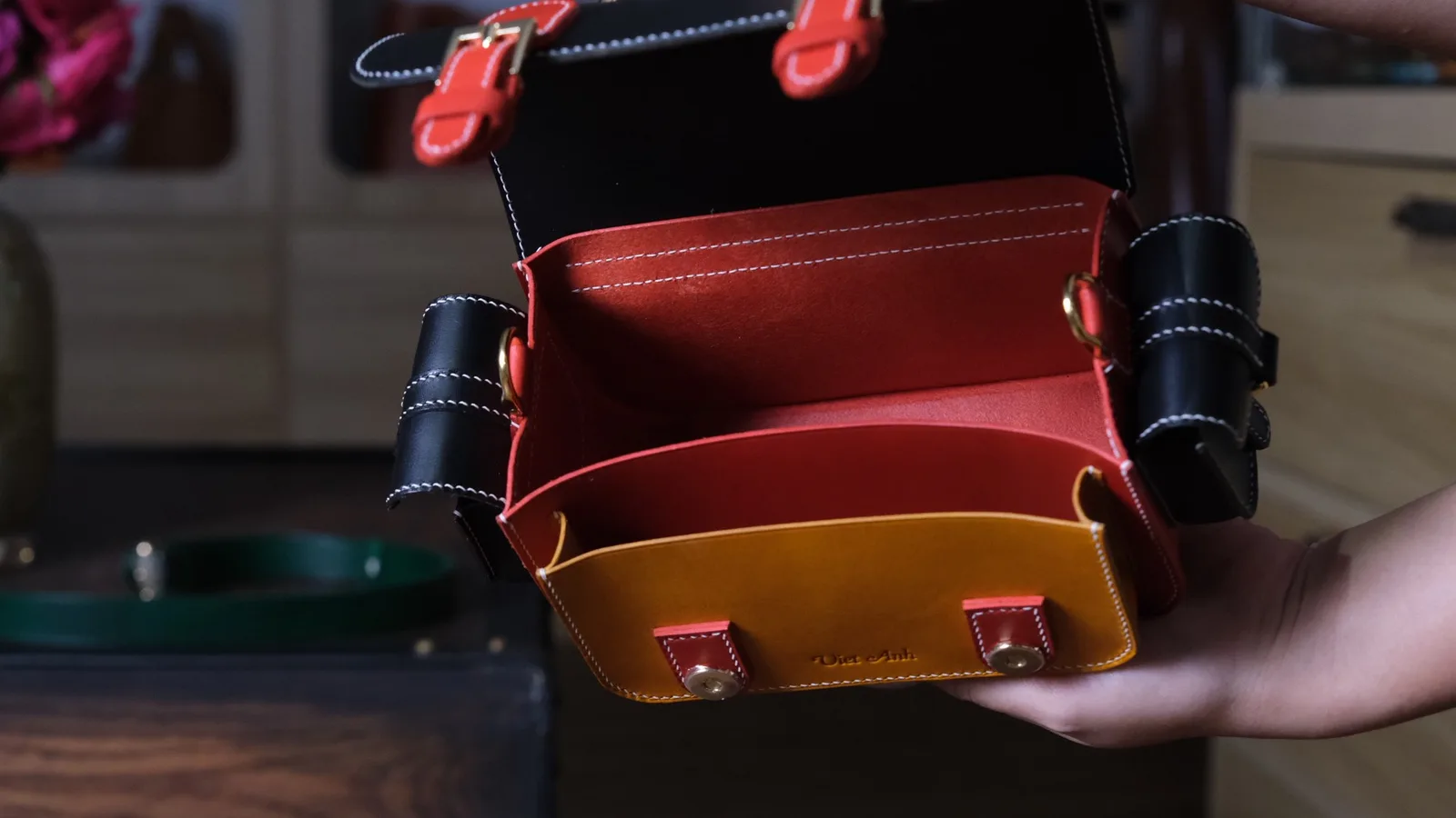 Ảnh Lifestyle Túi đeo chéo da bò dáng satchel phối màu - Koi Leather