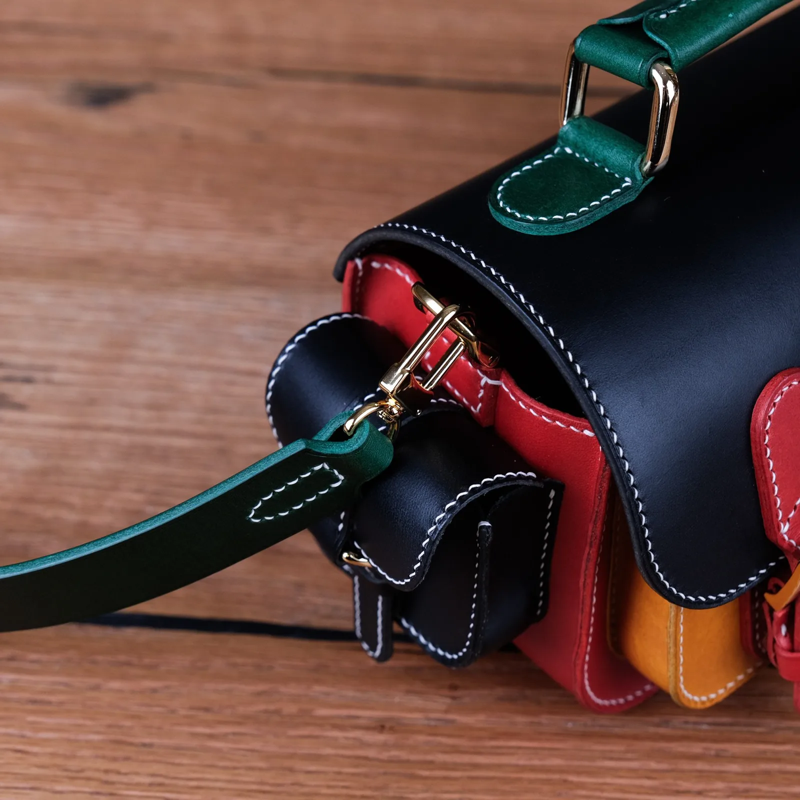 Ảnh Studio Túi đeo chéo da bò dáng satchel phối màu - Koi Leather