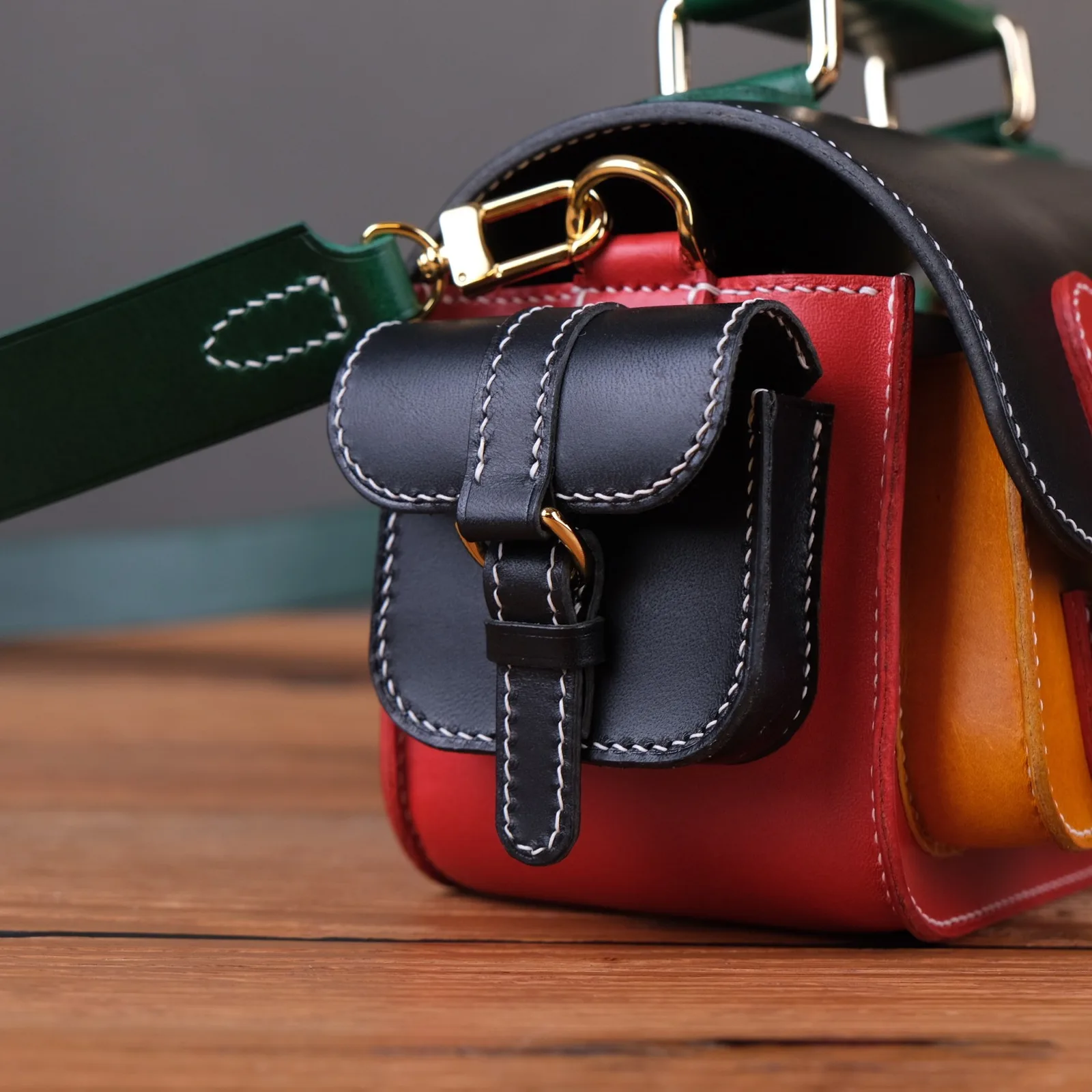 Ảnh Studio Túi đeo chéo da bò dáng satchel phối màu - Koi Leather