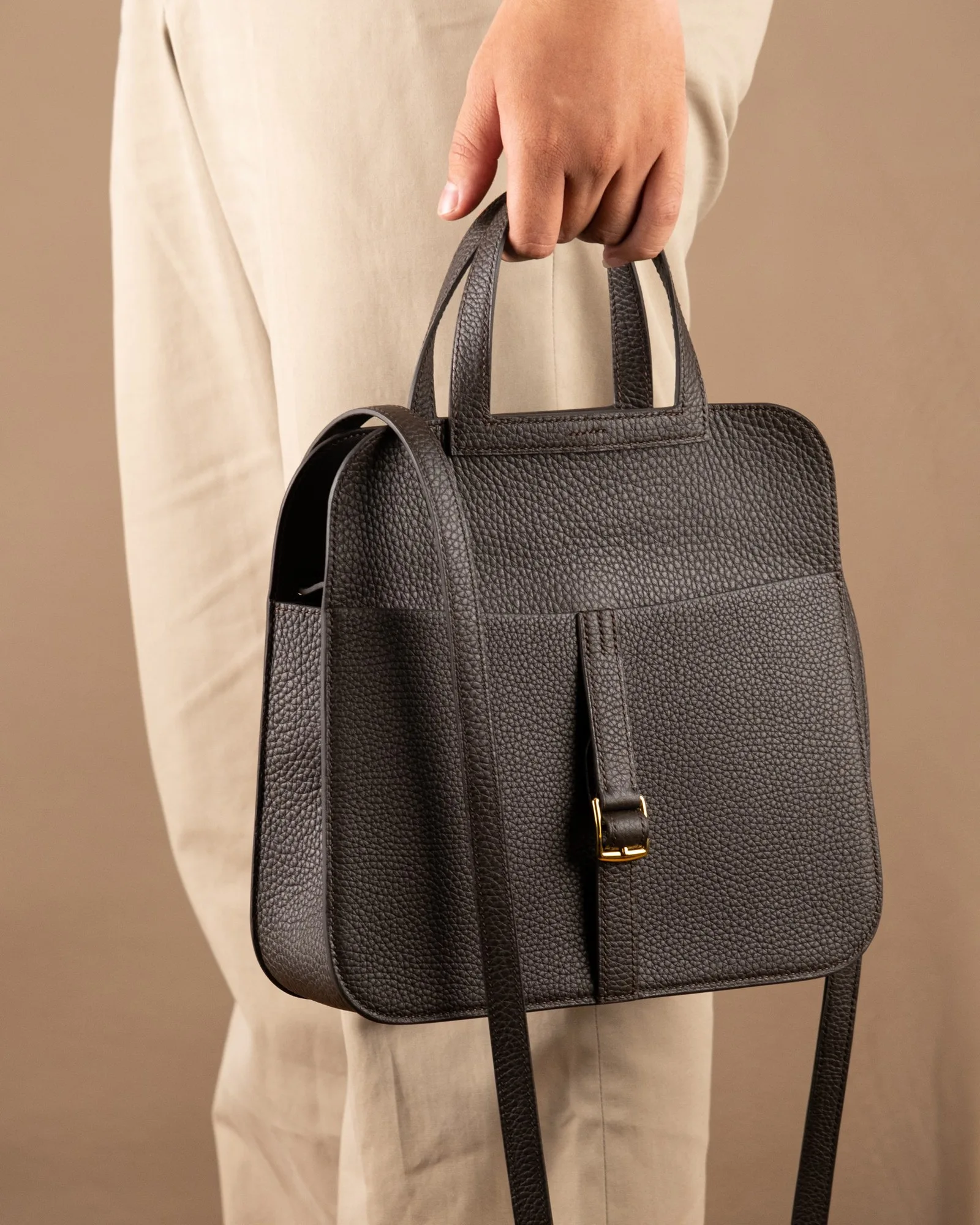 Ảnh Lifestyle Túi xách da Clemence dáng gập nắp màu nâu đậm - Koi Leather