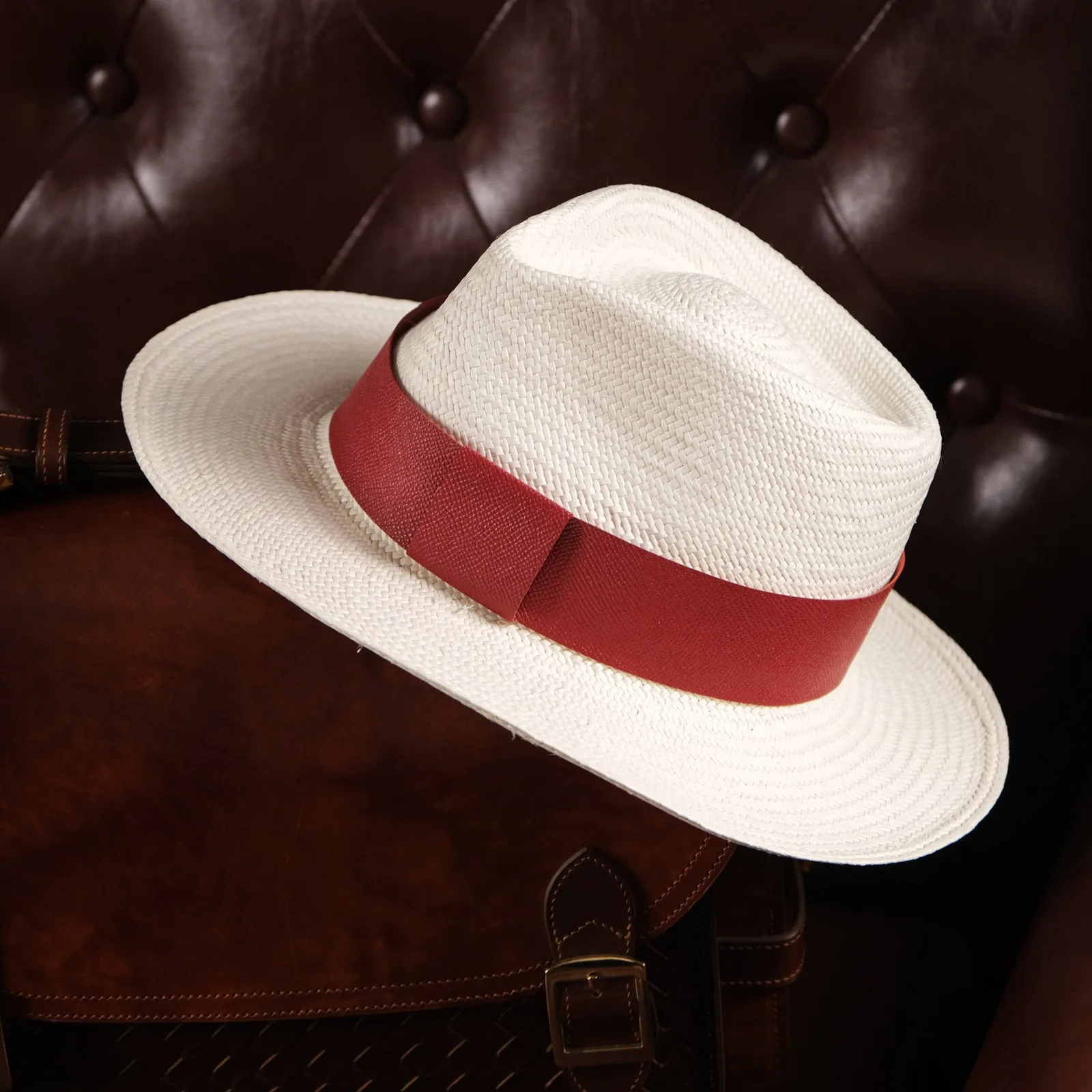 Ảnh Lifestyle Nón cói trắng phối đai da Epsom đỏ - Koi Leather