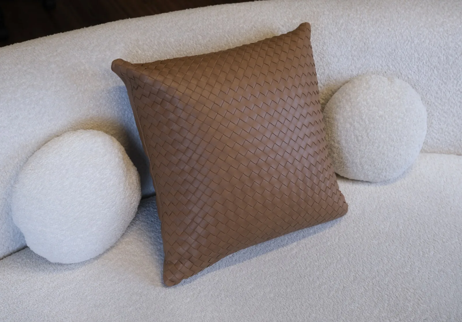 Ảnh Lifestyle Gối tựa sofa da đan màu nâu bò - Koi Leather