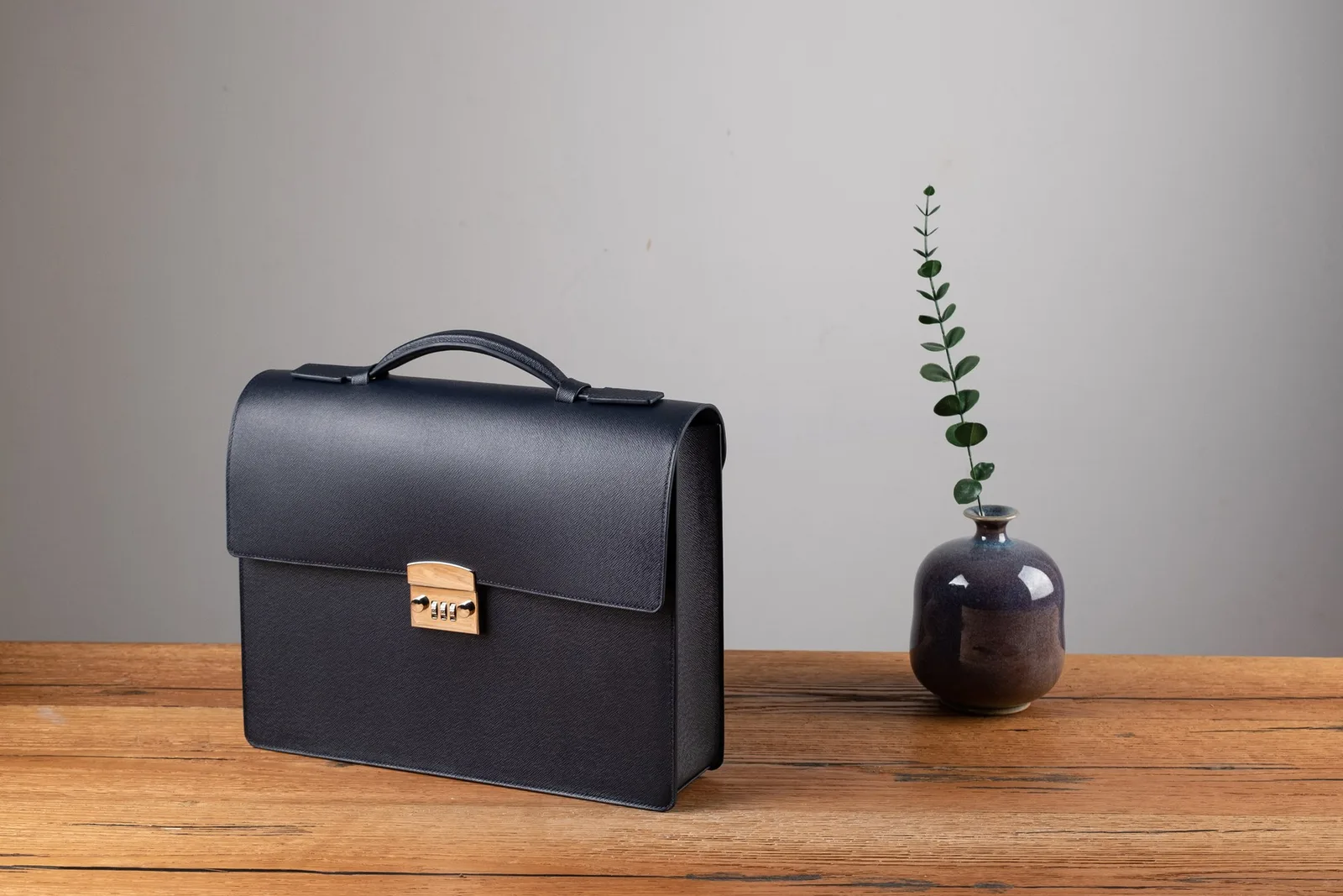 Ảnh Studio Cặp da Epsom màu navy dáng hộp có khóa số - Koi Leather