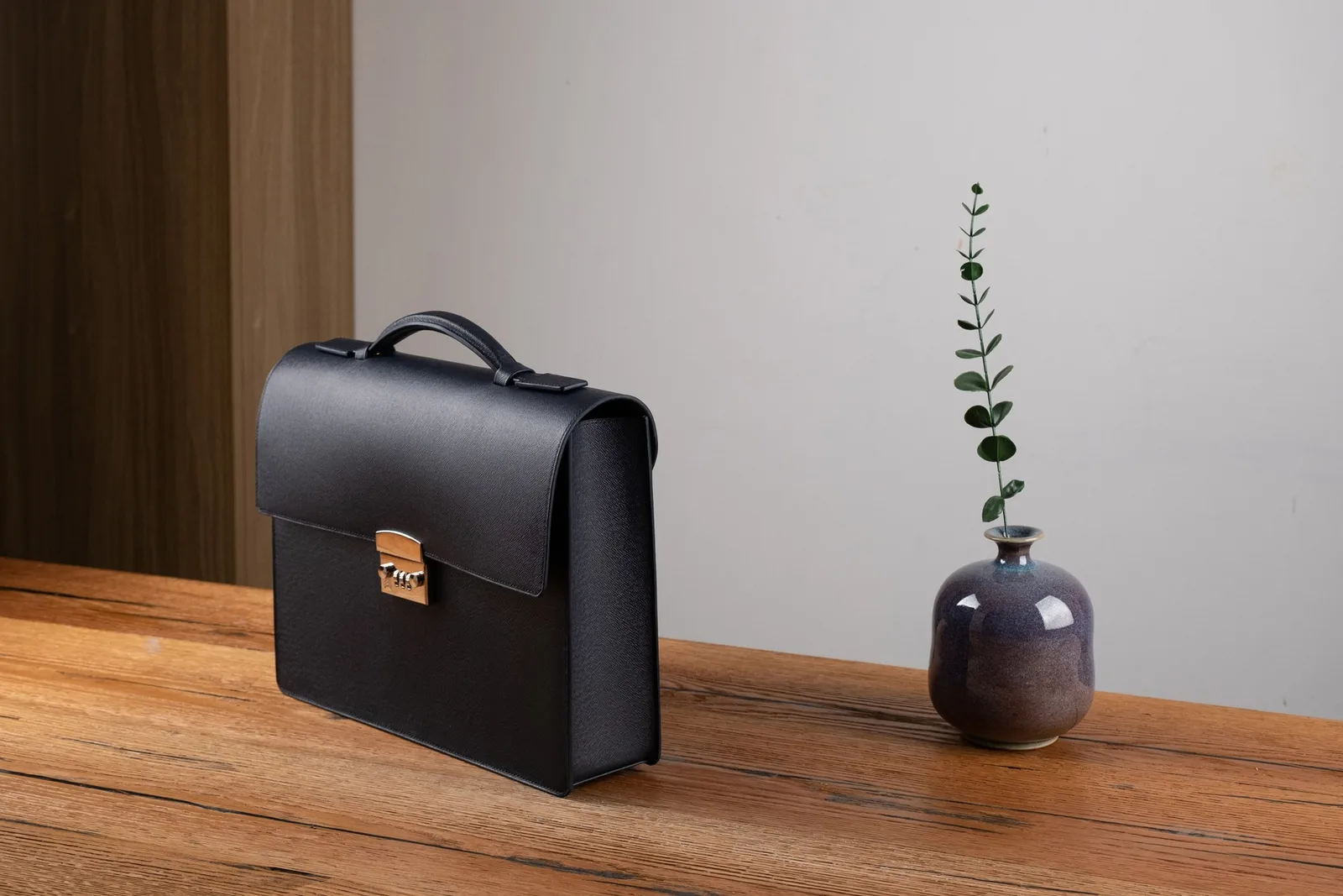 Ảnh Studio Cặp da Epsom màu navy dáng hộp có khóa số - Koi Leather