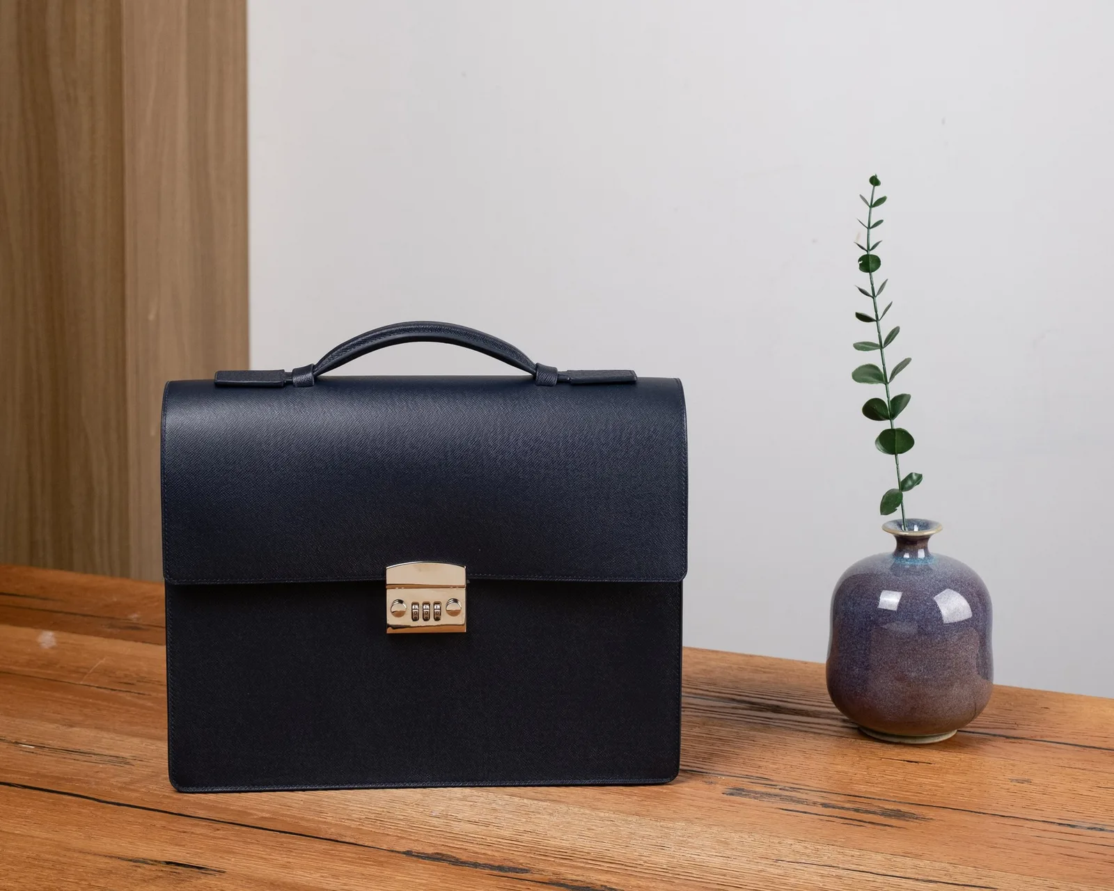 Ảnh Studio Cặp da Epsom màu navy dáng hộp có khóa số - Koi Leather