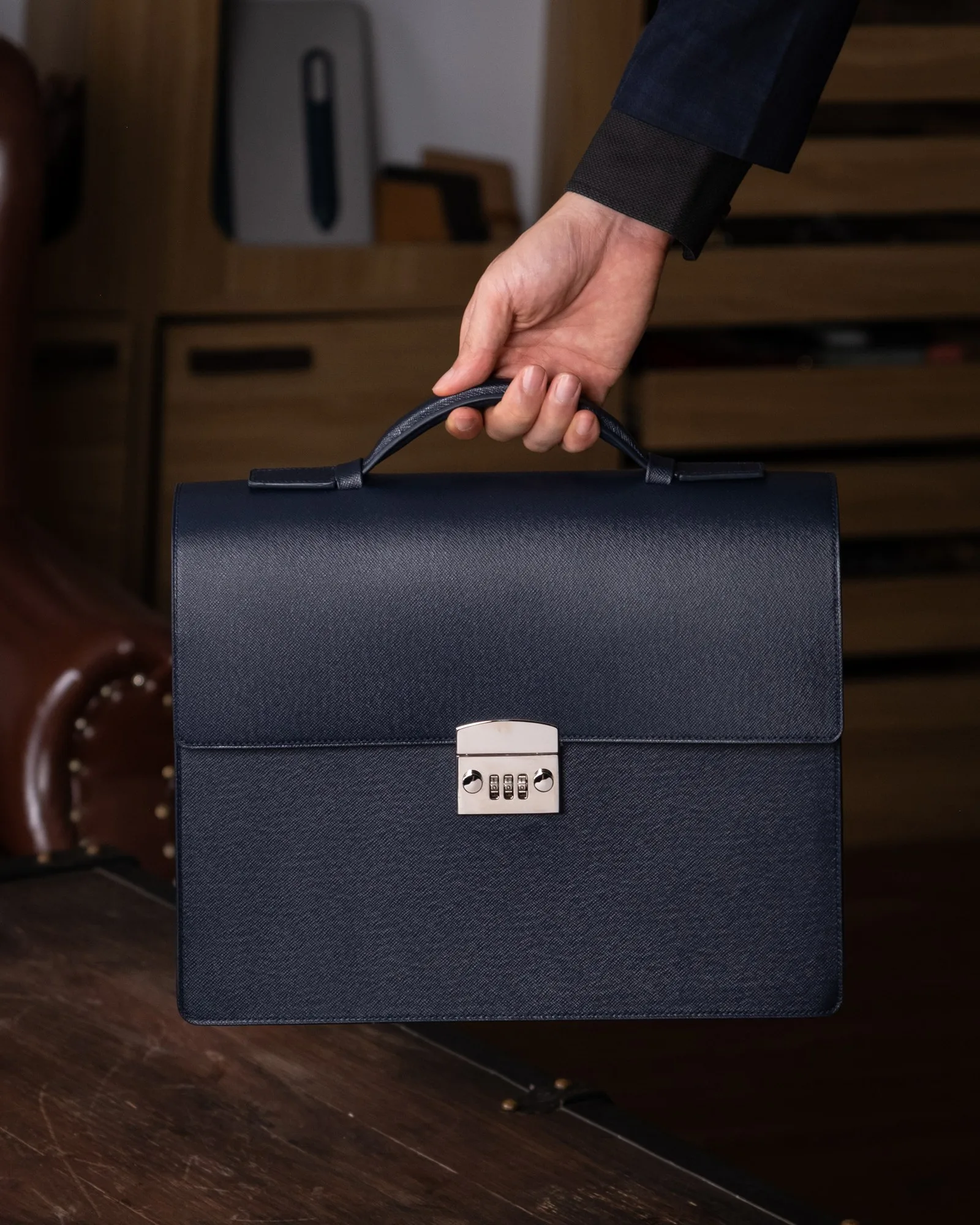 Ảnh Lifestyle Cặp da Epsom màu navy dáng hộp có khóa số - Koi Leather