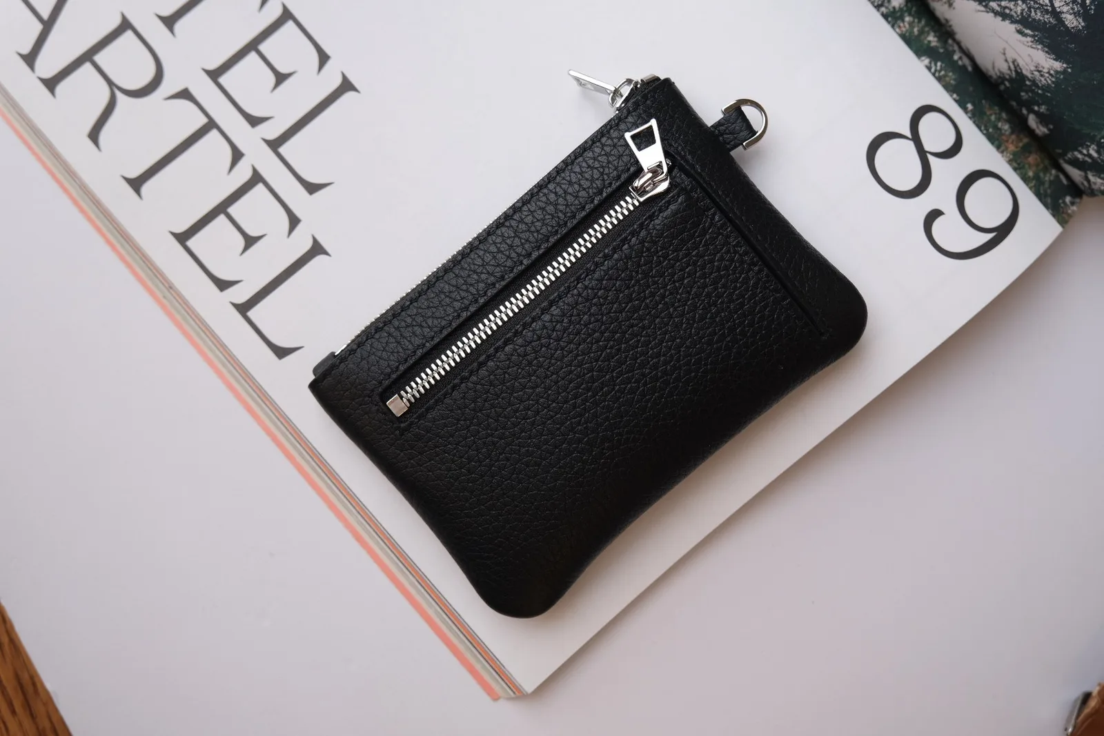 Ảnh Lifestyle Ví zip mini da bò vân hạt màu đen kèm khoen D - Koi Leather