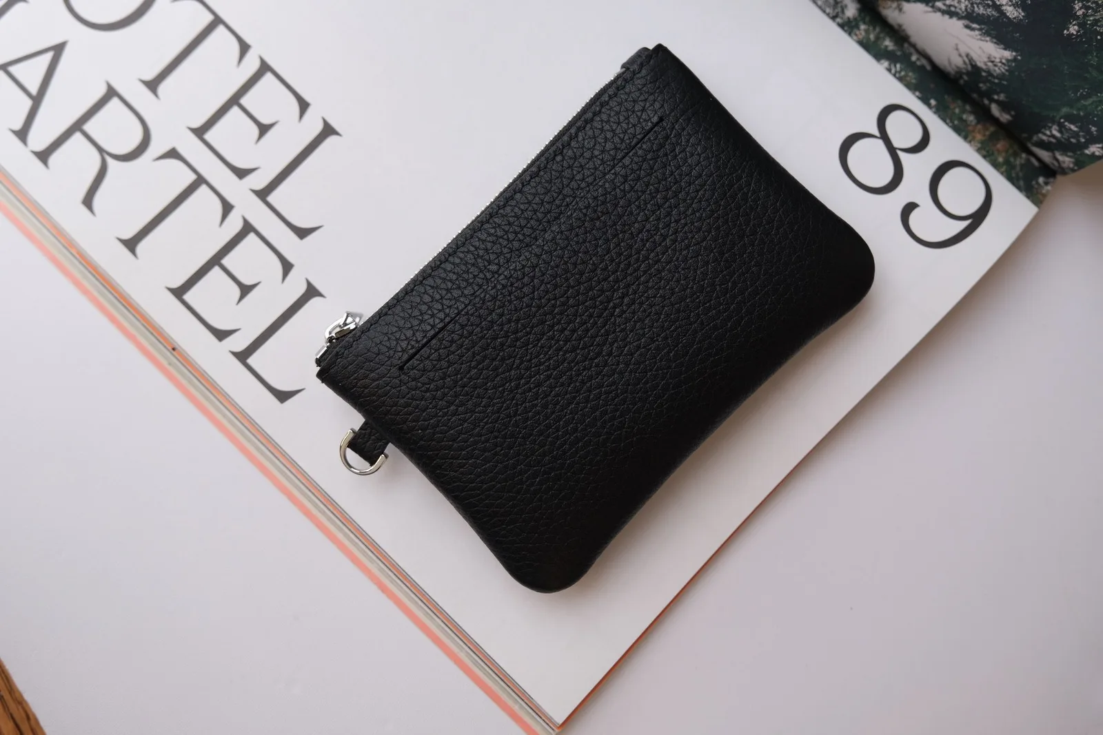 Ảnh Lifestyle Ví zip mini da bò vân hạt màu đen kèm khoen D - Koi Leather