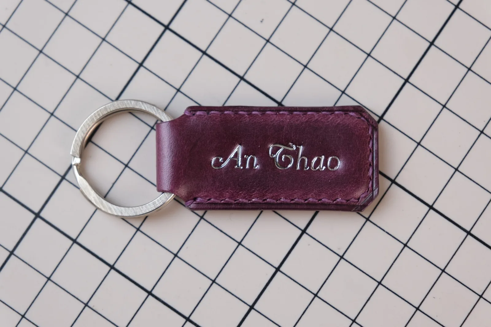 Ảnh Móc khóa da bò vát góc dập tên nhũ bạc - Koi Leather