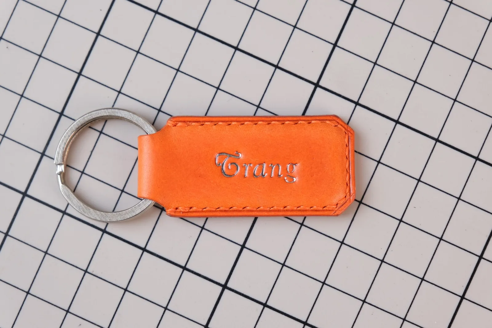 Ảnh Móc khóa da bò vát góc dập tên nhũ bạc - Koi Leather